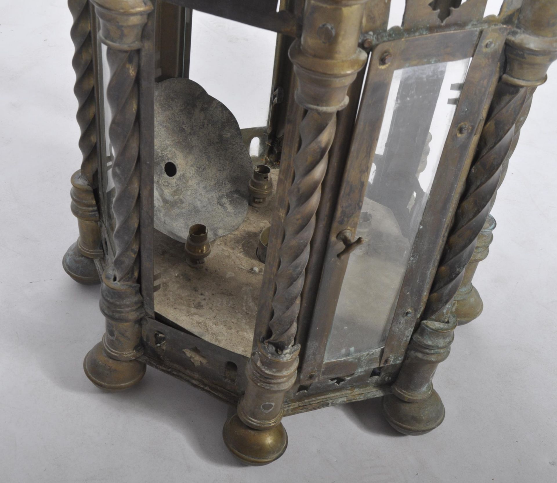 LATE 19TH CENTURY BRASS WORKED HANGING LANTERN LIGHT - Image 6 of 6