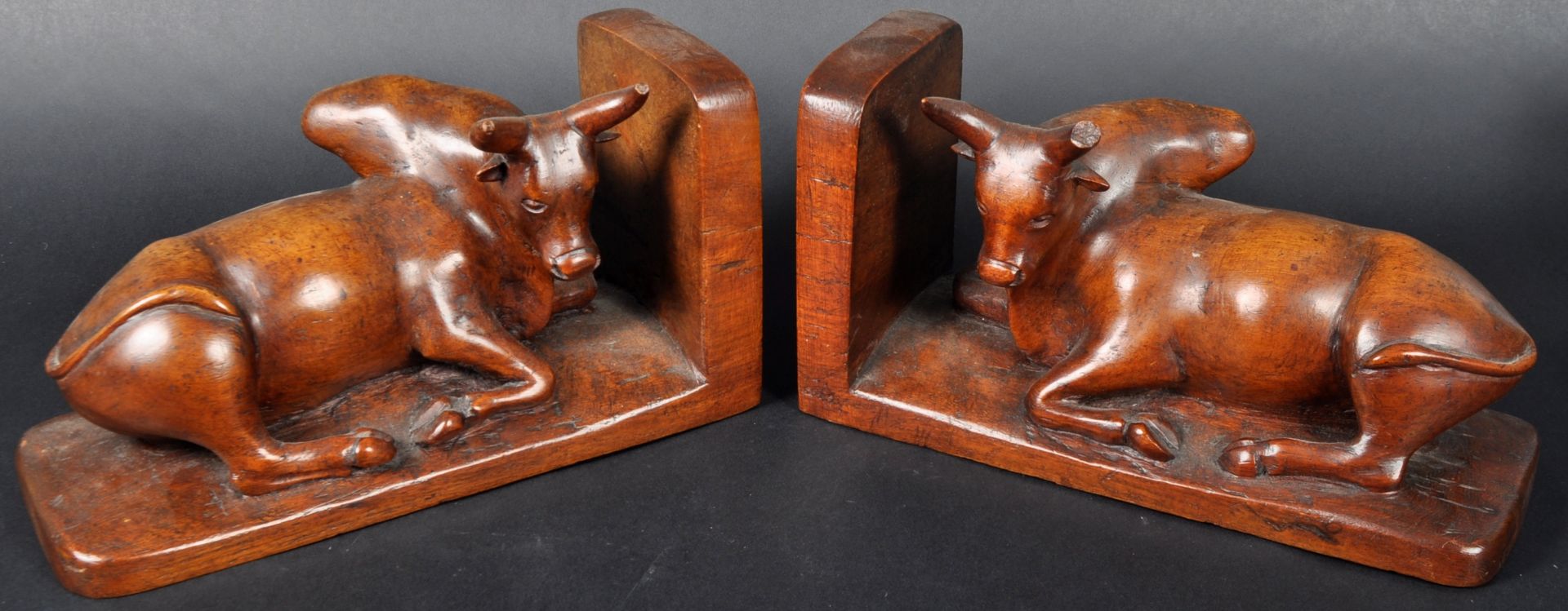 PAIR OF 19TH CENTURY CARVED WALNUT BUFFALO BOOKENDS - Bild 2 aus 8