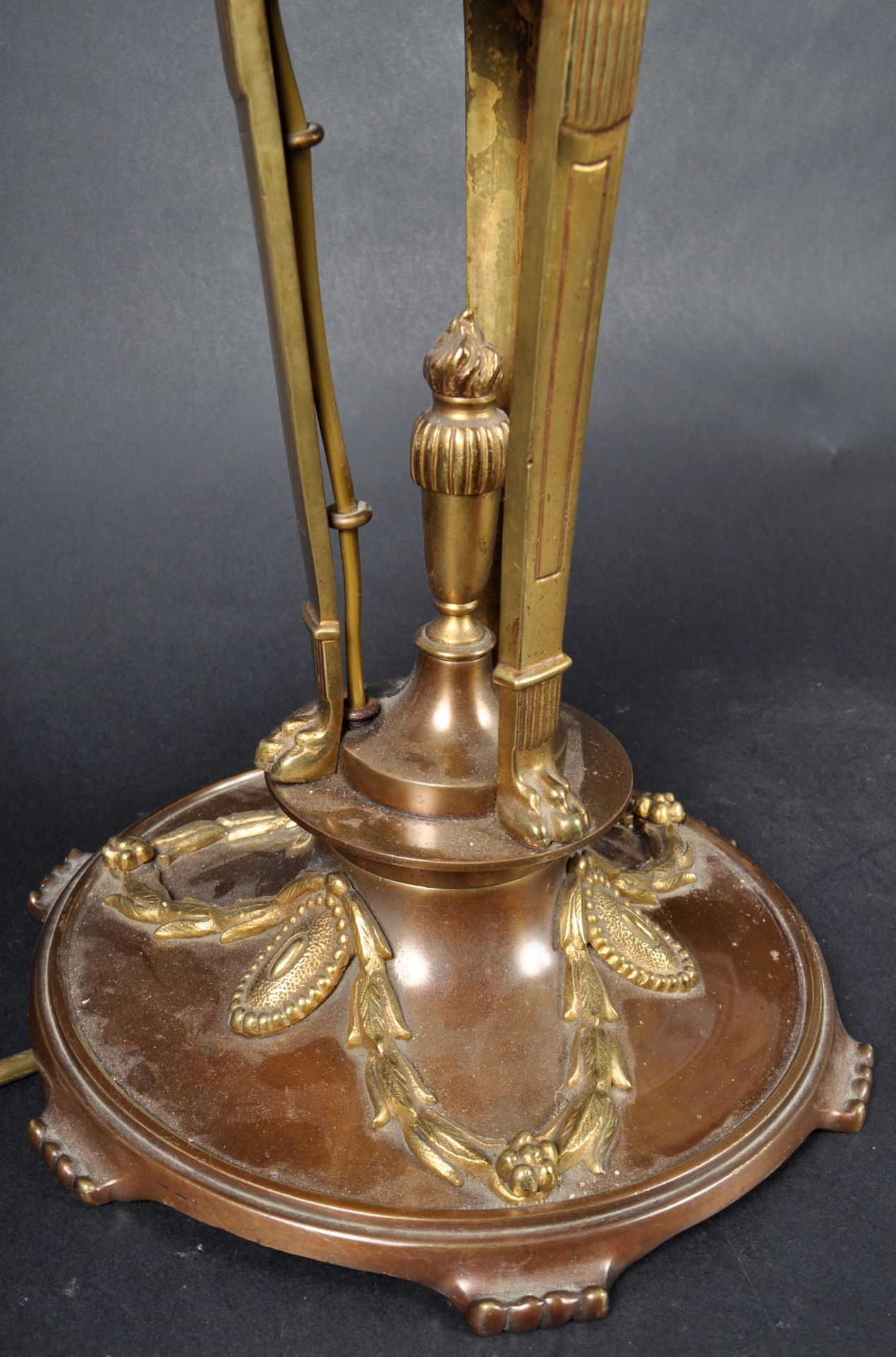 EDWARDIAN BRONZE AND ORMOLU DESK LAMP - Image 6 of 6