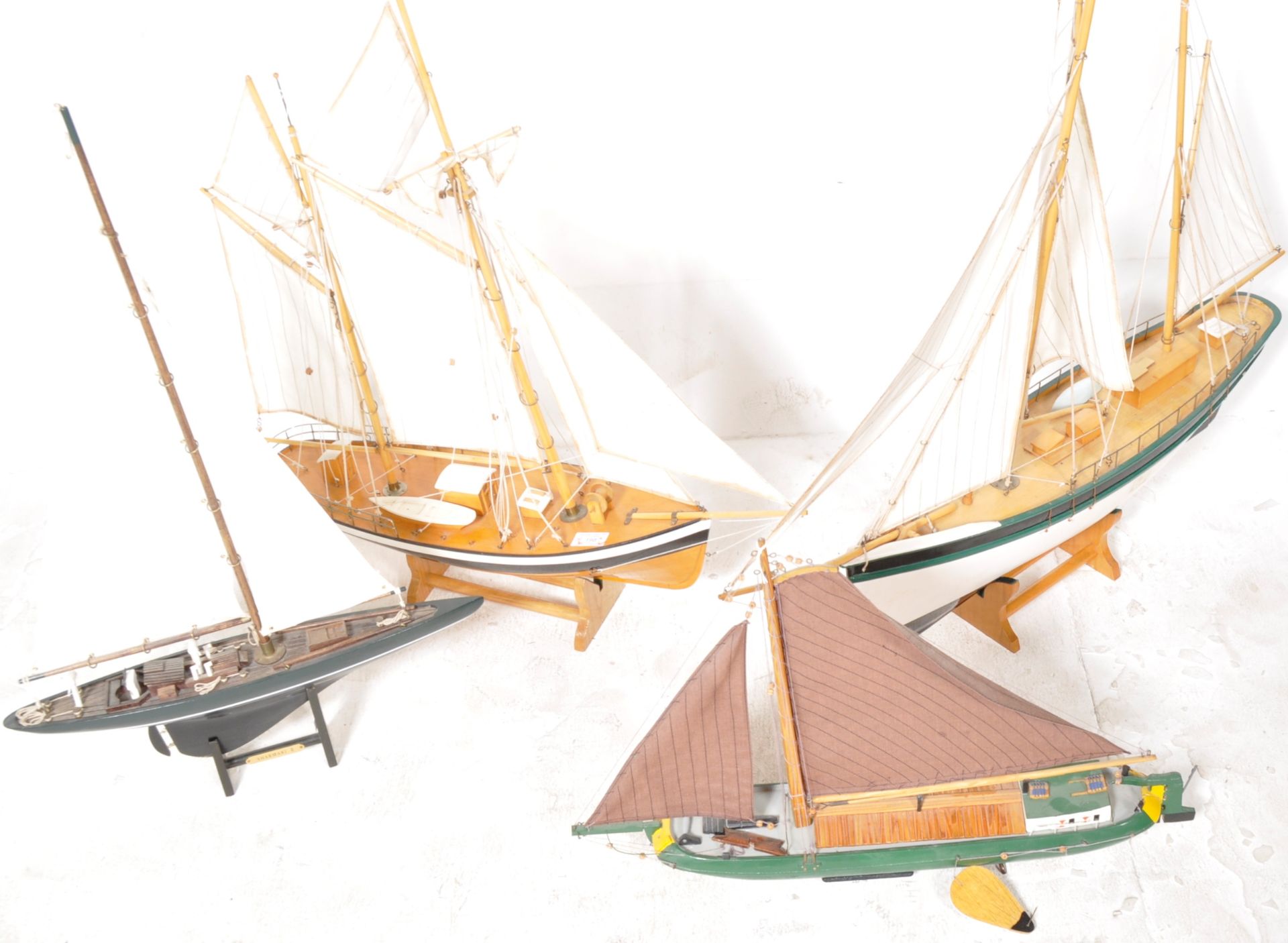 GROUP OF FOUR 20TH CENTURY MODEL BOATS / POND YACHTS - Bild 3 aus 11