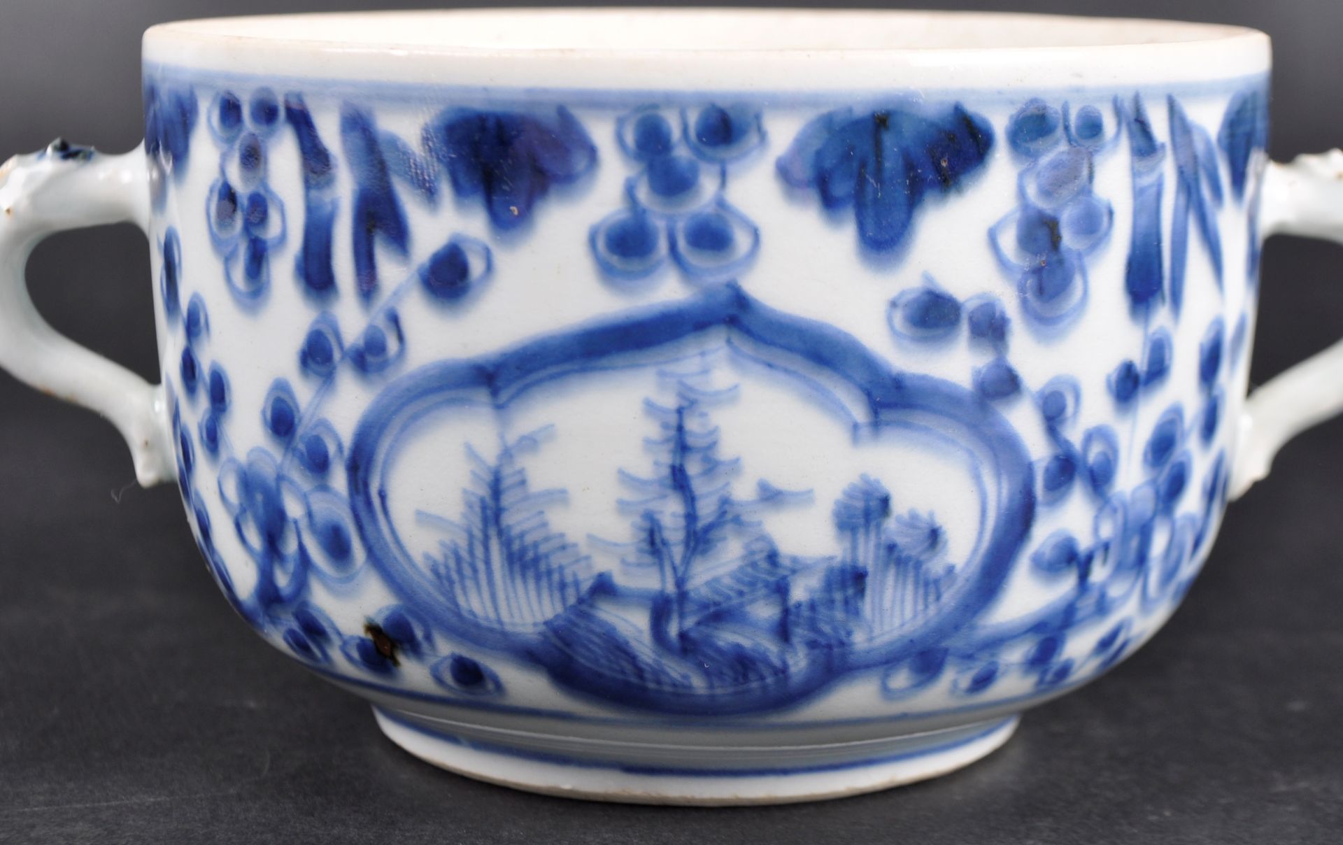 EARLY 19TH CENTURY CHINESE BLUE & WHITE CAUDLE CUP - Bild 6 aus 10