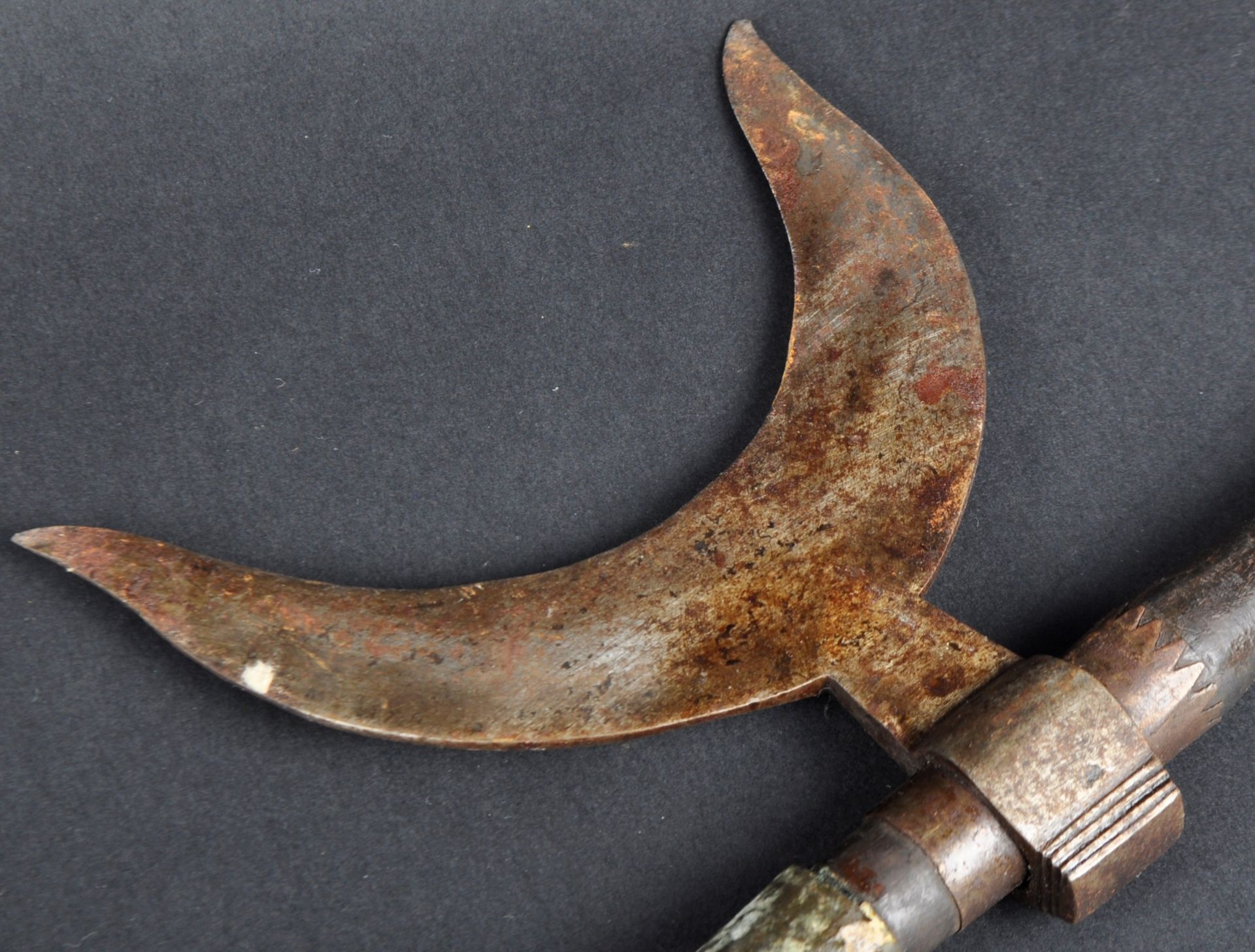 19TH CENTURY PERSIAN BULOVA STEEL CRESCENT WAR AXE - Bild 4 aus 5