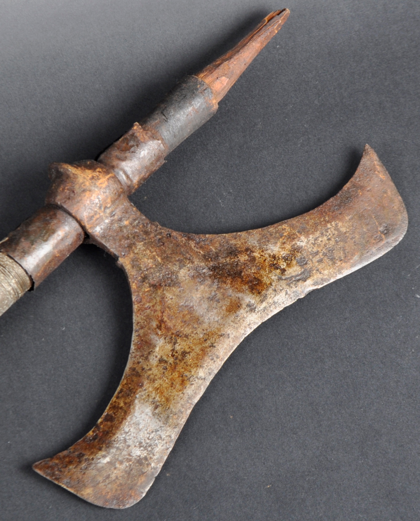 19TH CENTURY PERSIAN BULOVA STEEL WAR AXE - Image 2 of 6