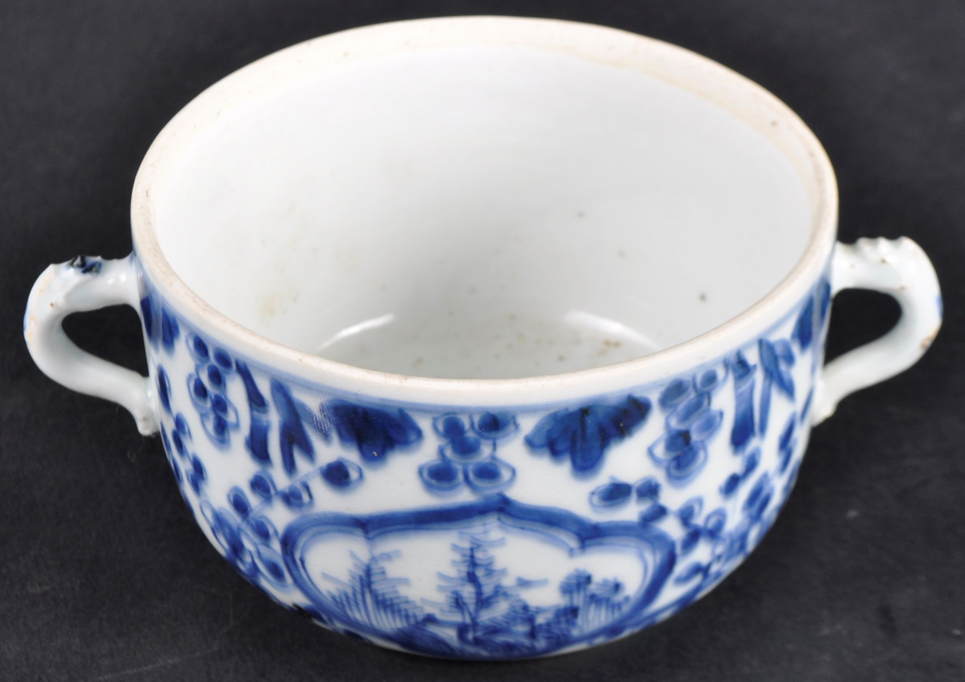 EARLY 19TH CENTURY CHINESE BLUE & WHITE CAUDLE CUP - Image 3 of 10