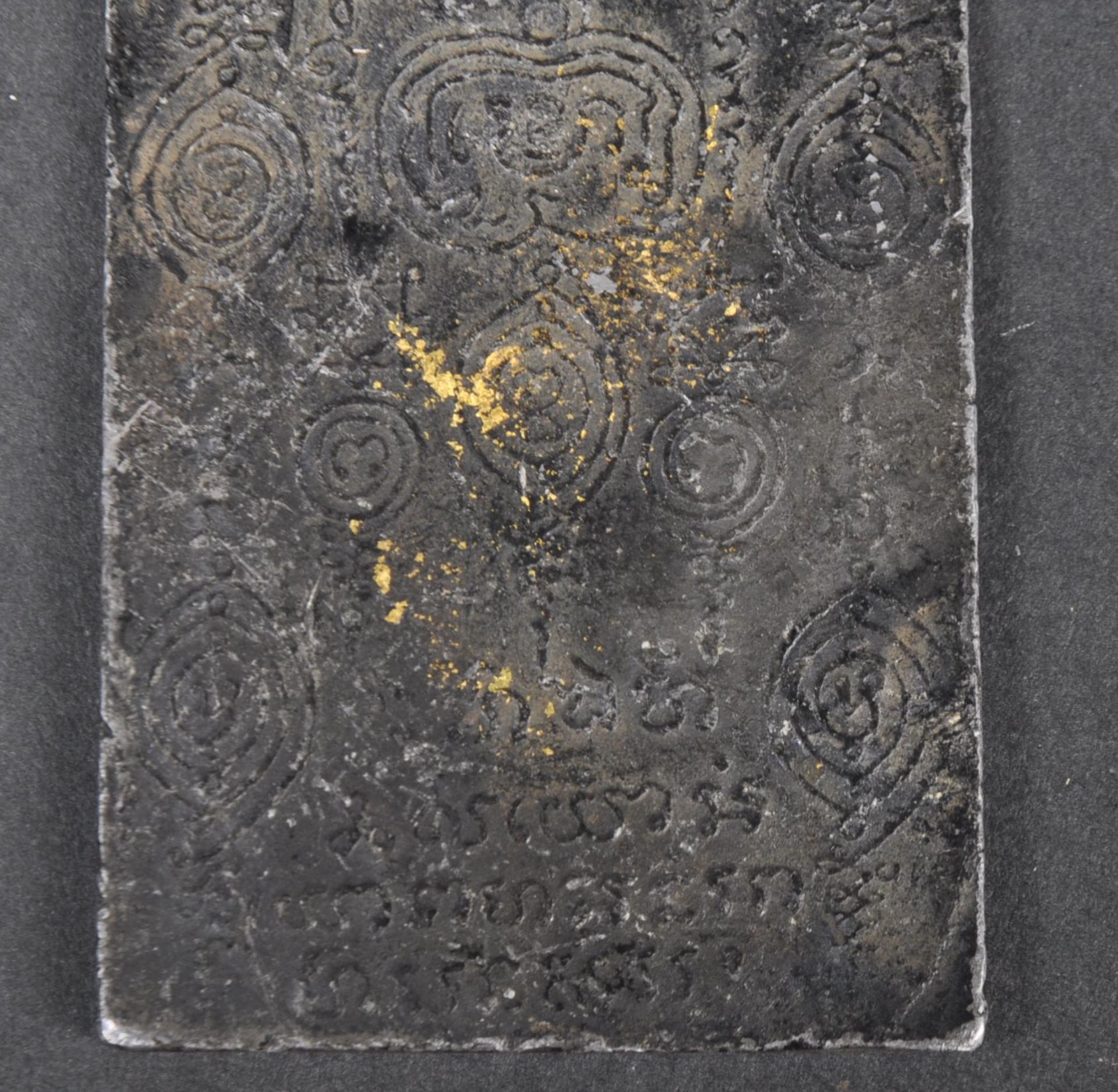 19TH CENTURY CHINESE BRONZE BUDDHA & SCRIPT PANEL - Image 6 of 6