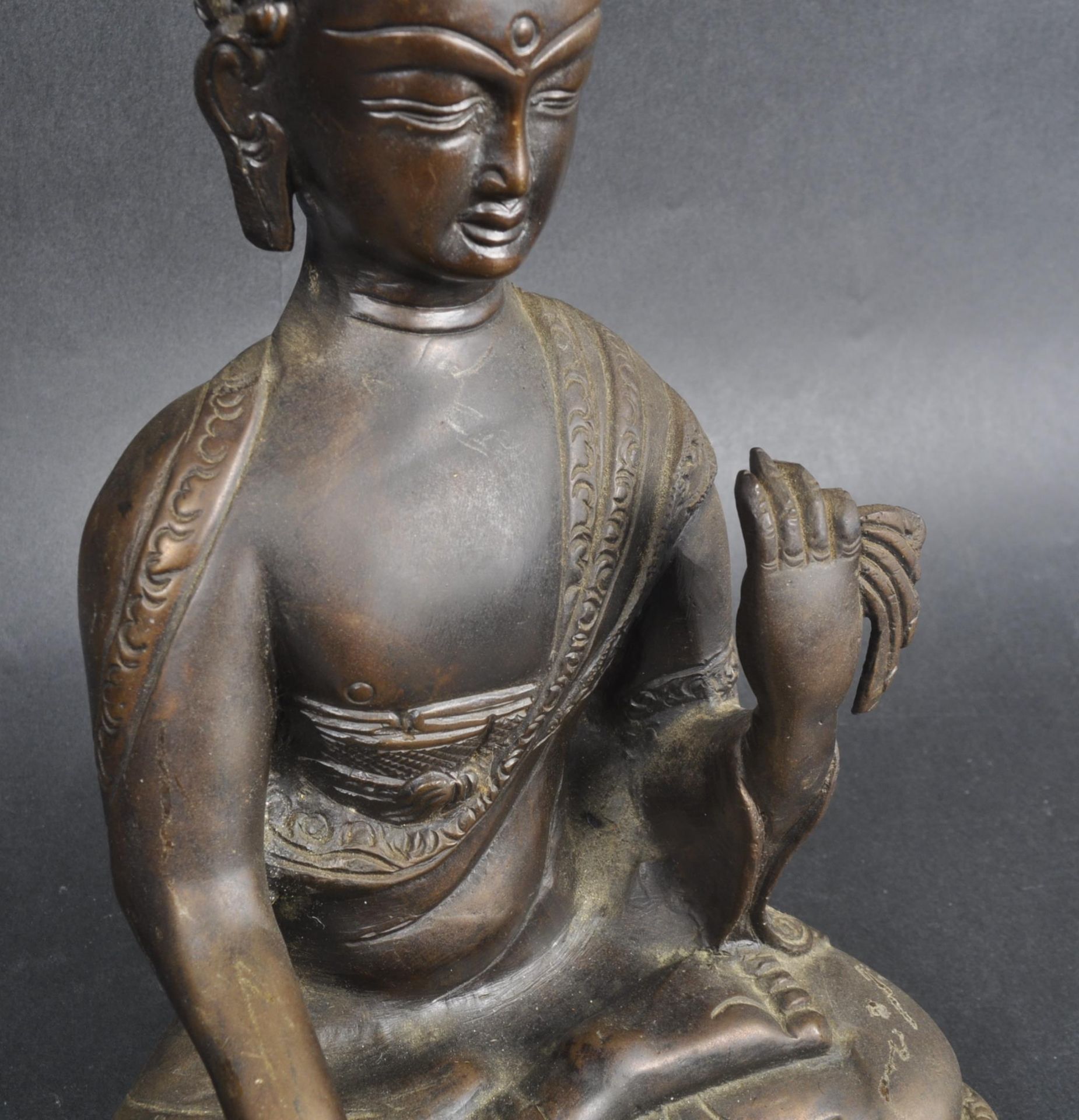 19TH CENTURY CHINESE BRONZE BUDDHA - Image 7 of 8