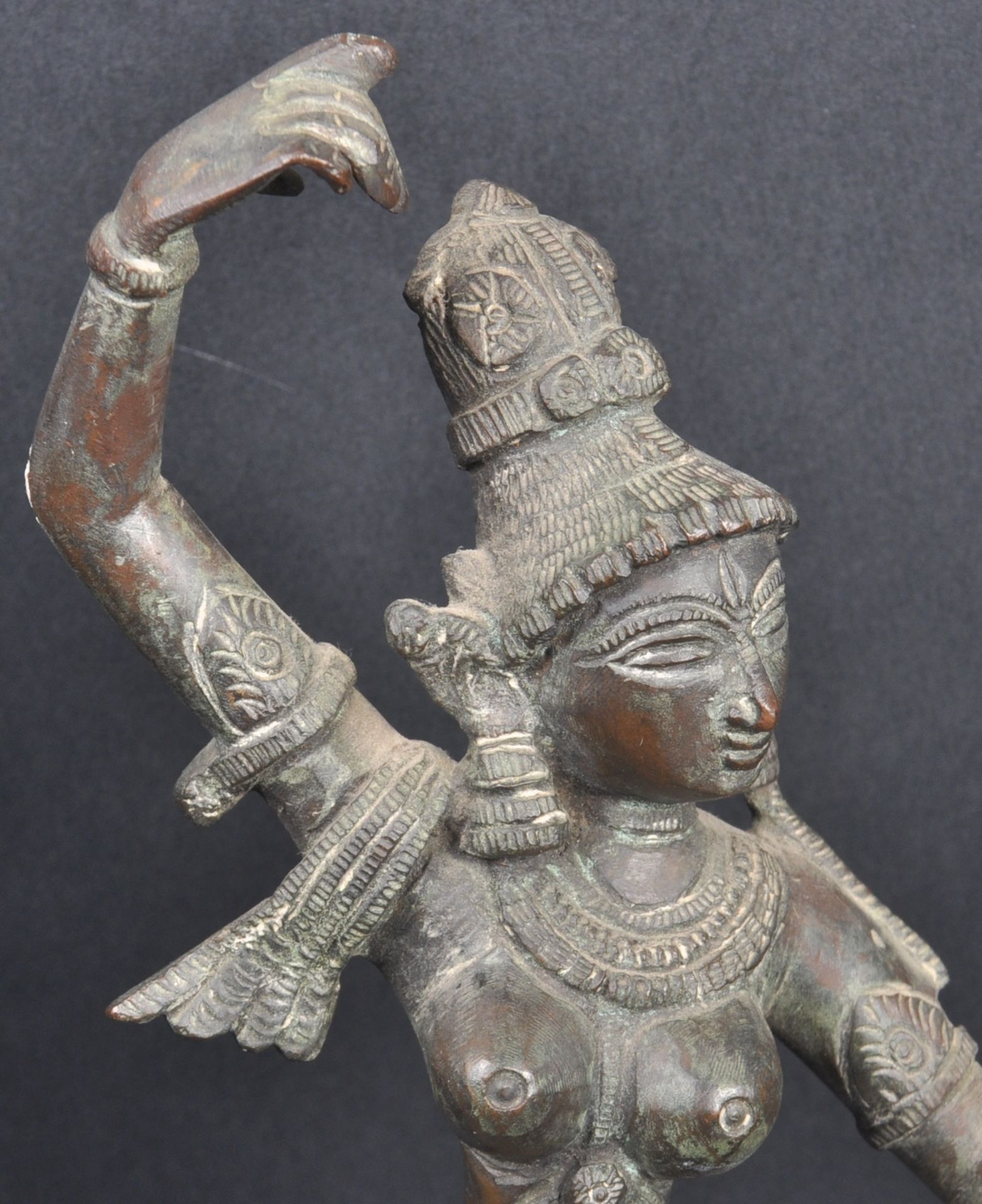 EARLY 20TH CENTURY HINDU BRONZE DANCING FIGURE - Image 6 of 10