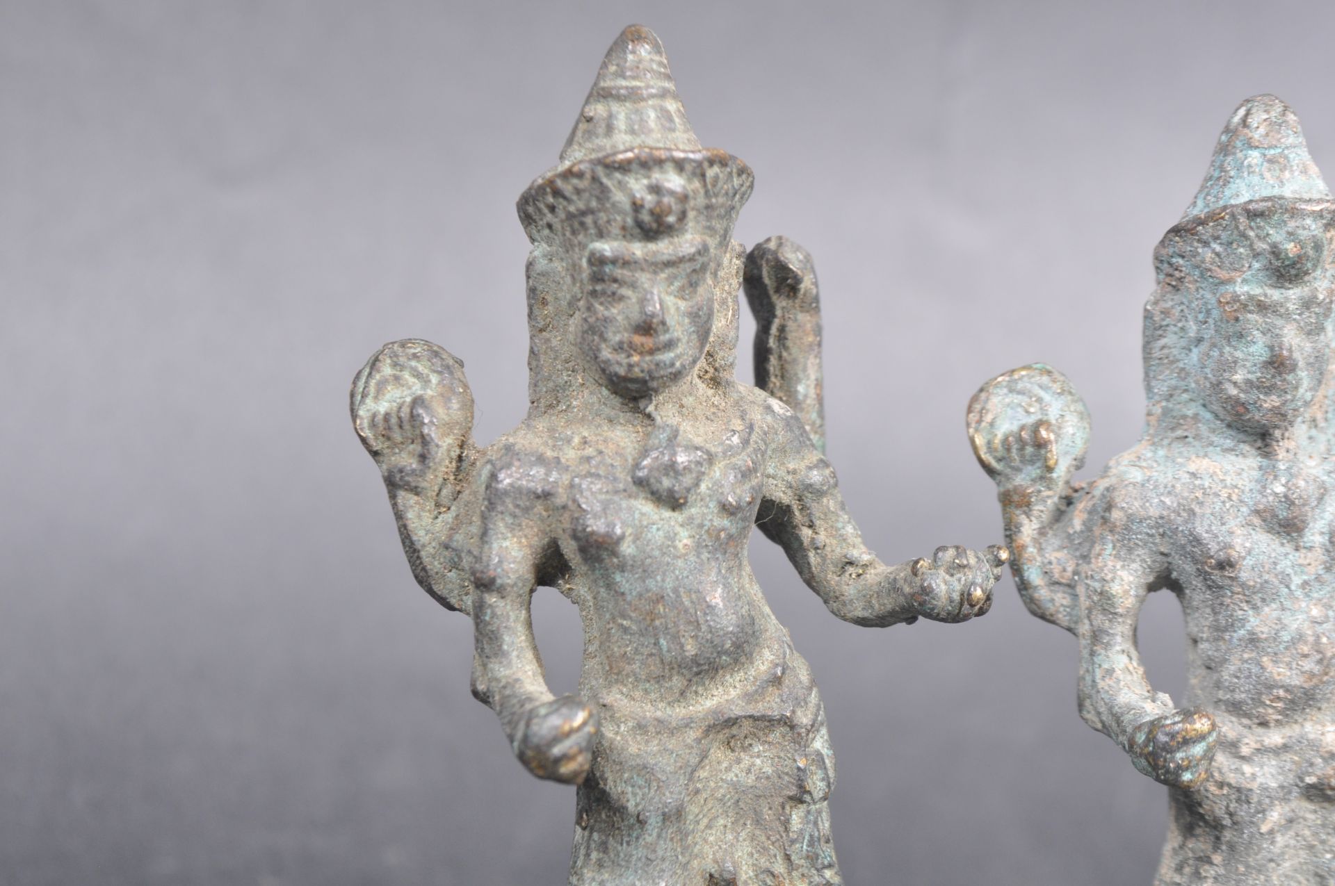 PAIR OF 18TH CENTURY INDIAN BRONZE FIGURINES - Bild 7 aus 8