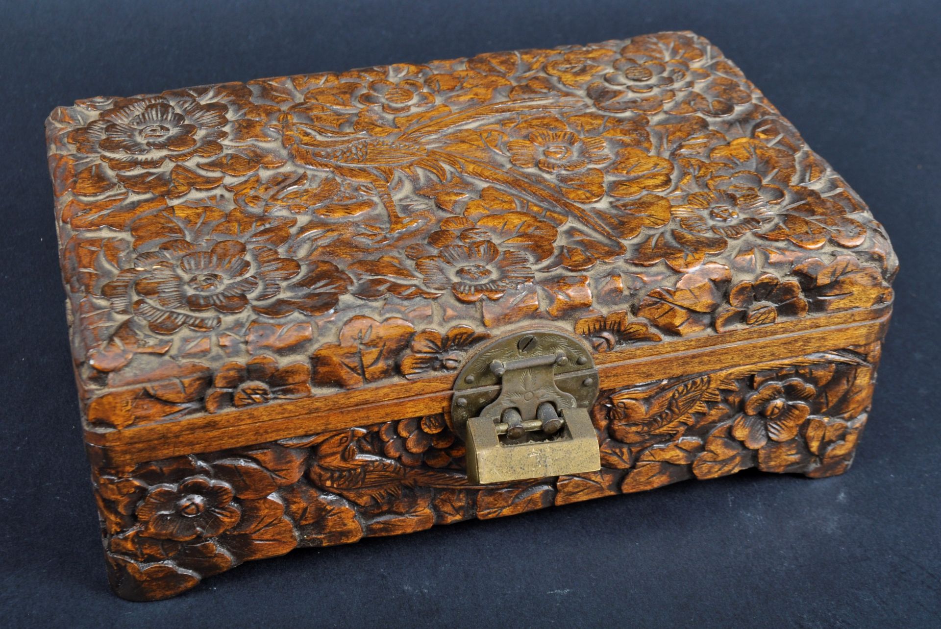 20TH CENTURY CHINESE HAND CARVED JEWELLERY CASKET - Image 2 of 8