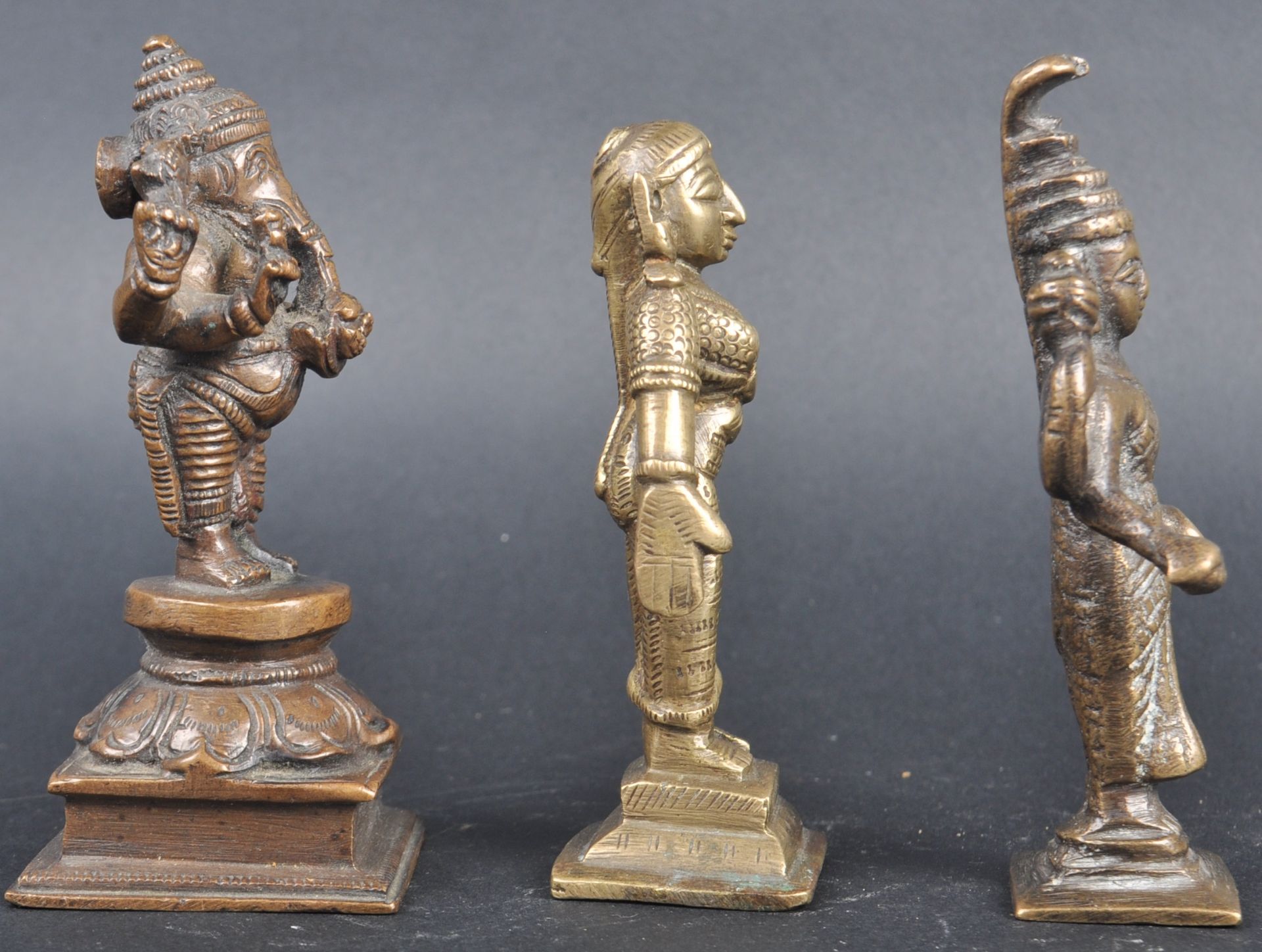 THREE INDIAN HINDU BRONZE FIGURINES - Bild 2 aus 8