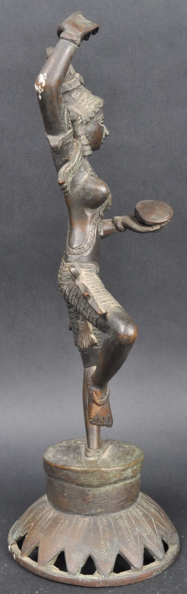 EARLY 20TH CENTURY HINDU BRONZE DANCING FIGURE - Image 3 of 10