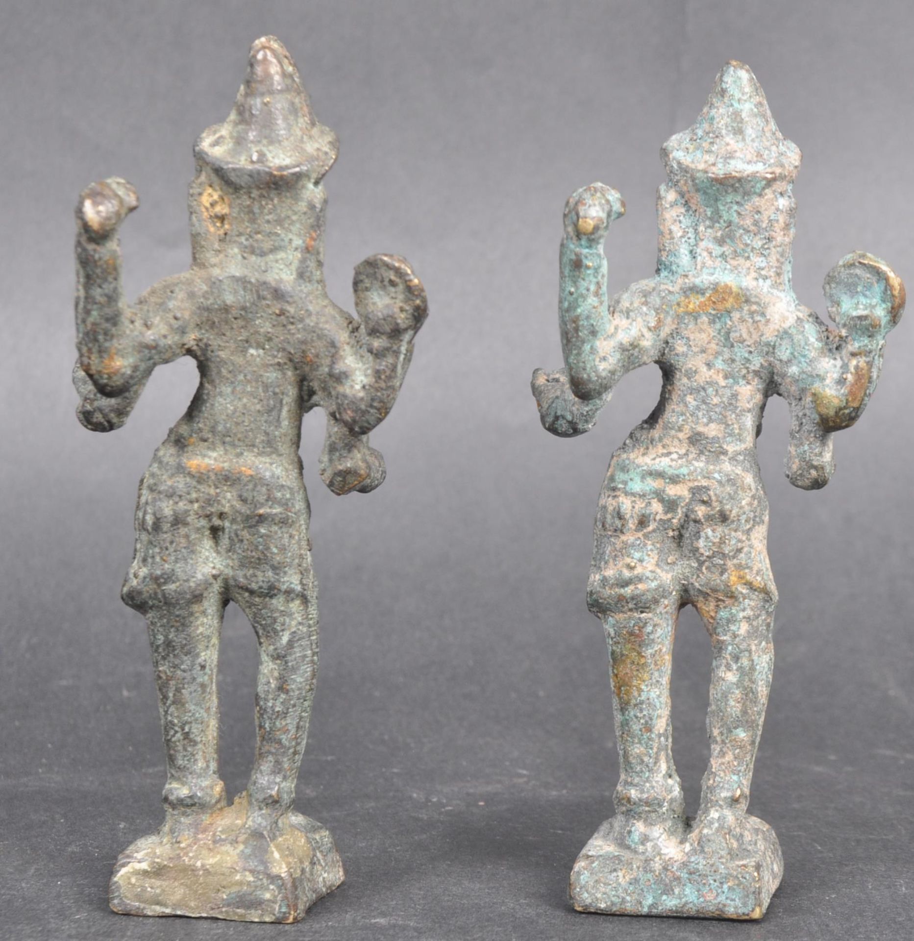 PAIR OF 18TH CENTURY INDIAN BRONZE FIGURINES - Bild 3 aus 8