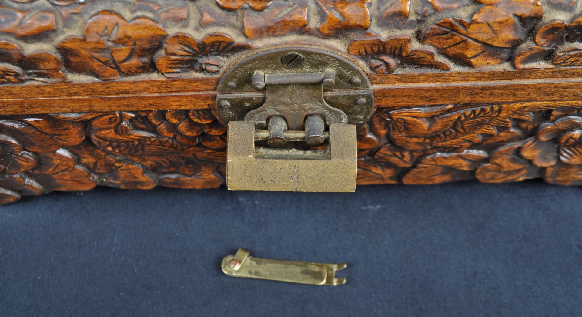 20TH CENTURY CHINESE HAND CARVED JEWELLERY CASKET - Image 6 of 8