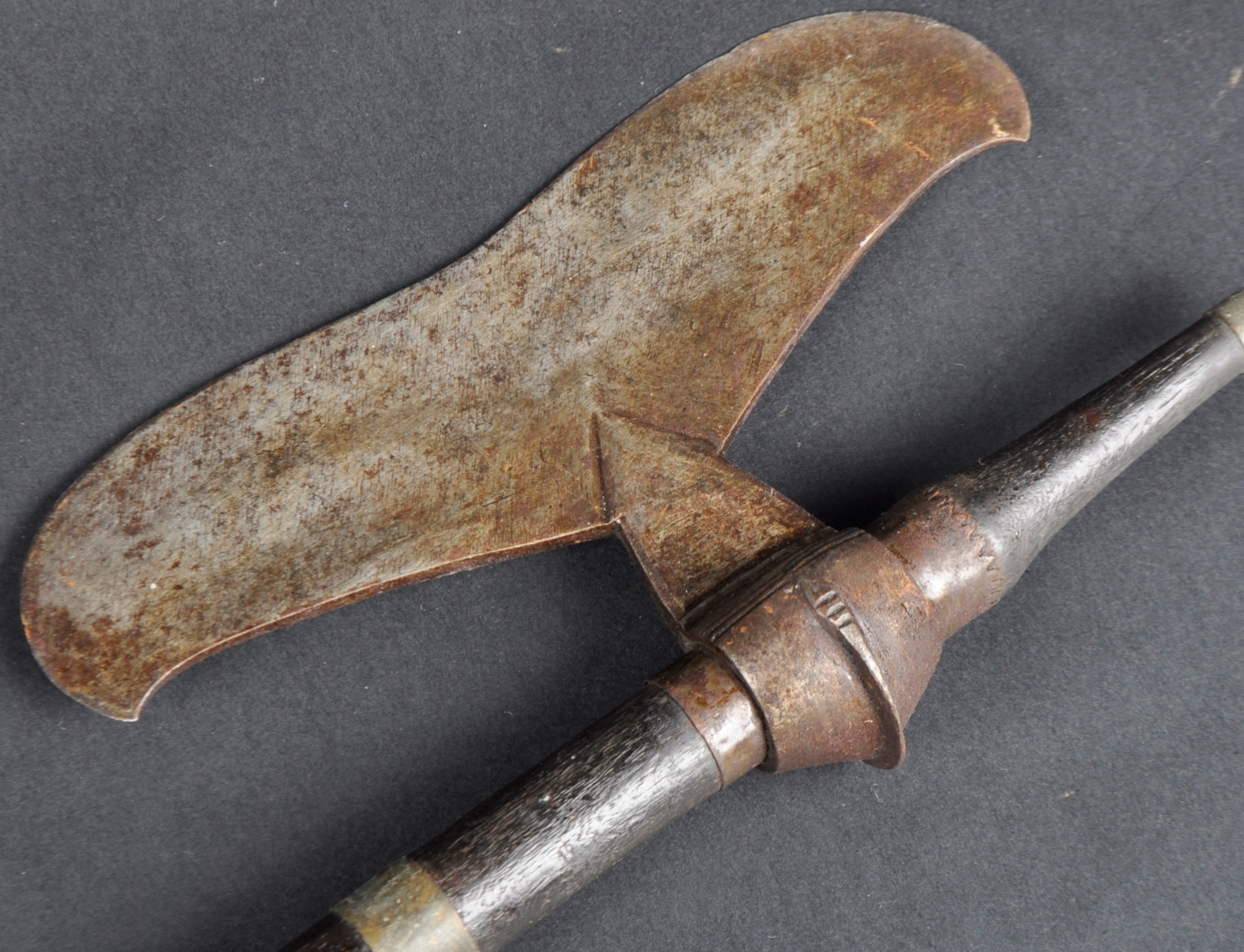 19TH CENTURY PERSIAN BULOVA STEEL WAR AXE - Image 4 of 5