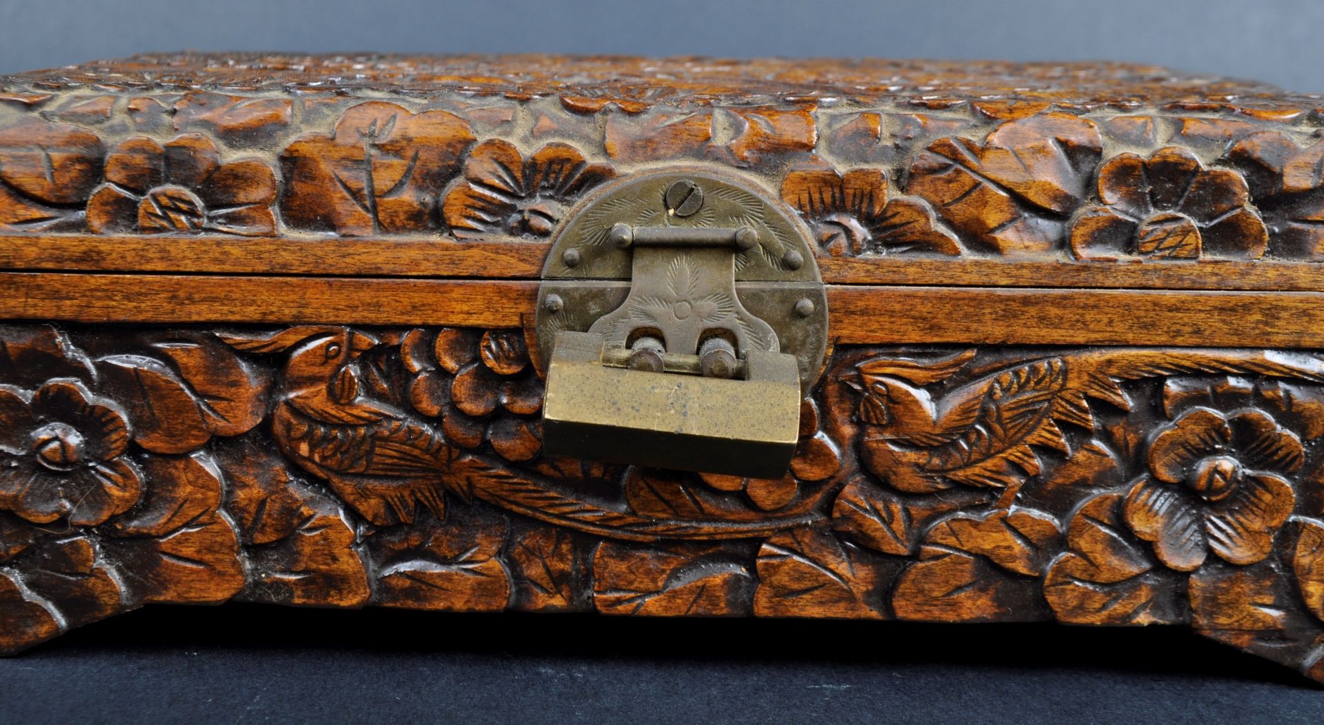 20TH CENTURY CHINESE HAND CARVED JEWELLERY CASKET - Image 5 of 8