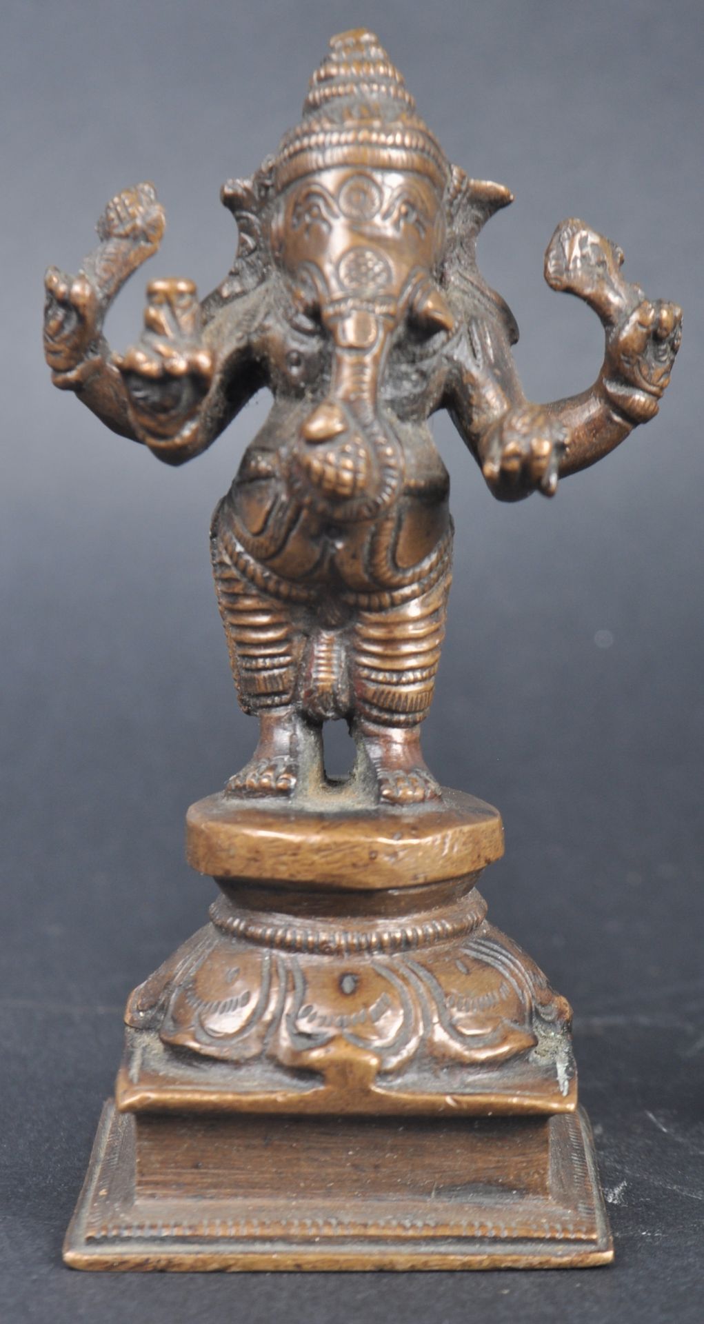 THREE INDIAN HINDU BRONZE FIGURINES - Bild 5 aus 8