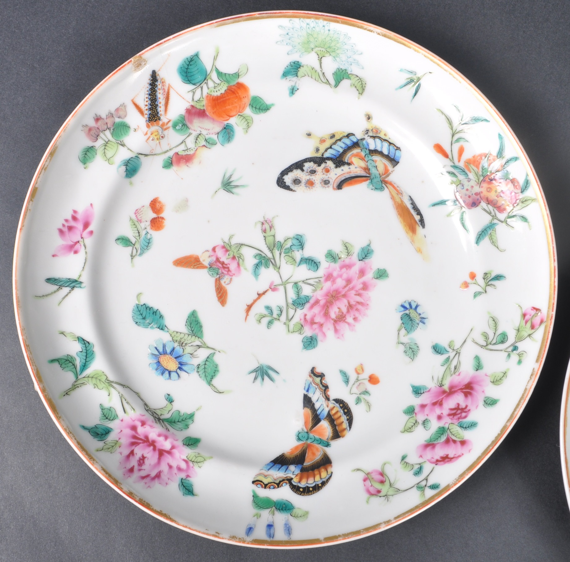 PAIR OF 18TH CENTURY FAMILLE ROSE QING DYNASTY CHINESE PLATES - Image 5 of 10