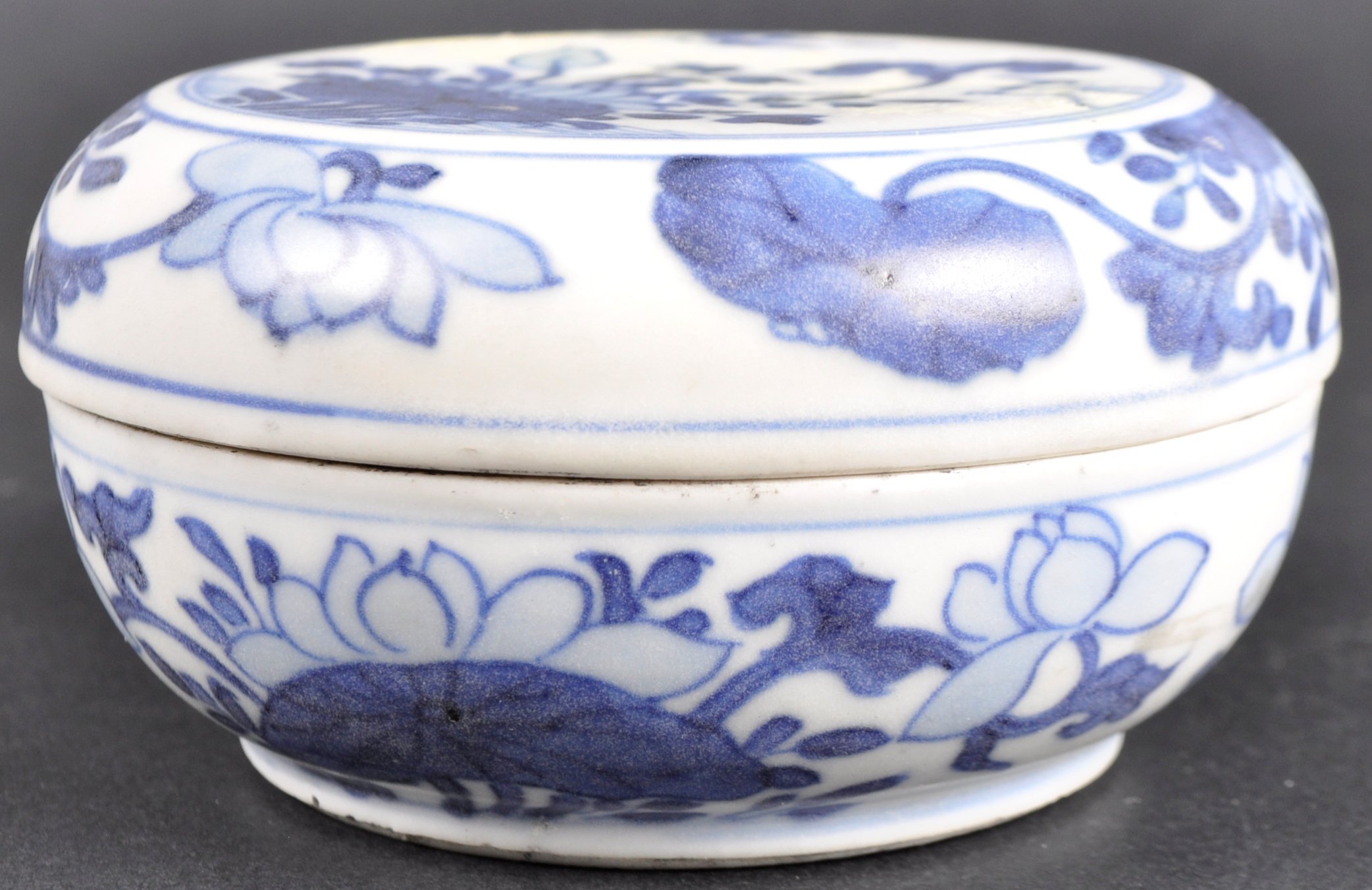 17TH CENTURY MING DYNASTY CHINESE PORCELAIN BOX & COVER