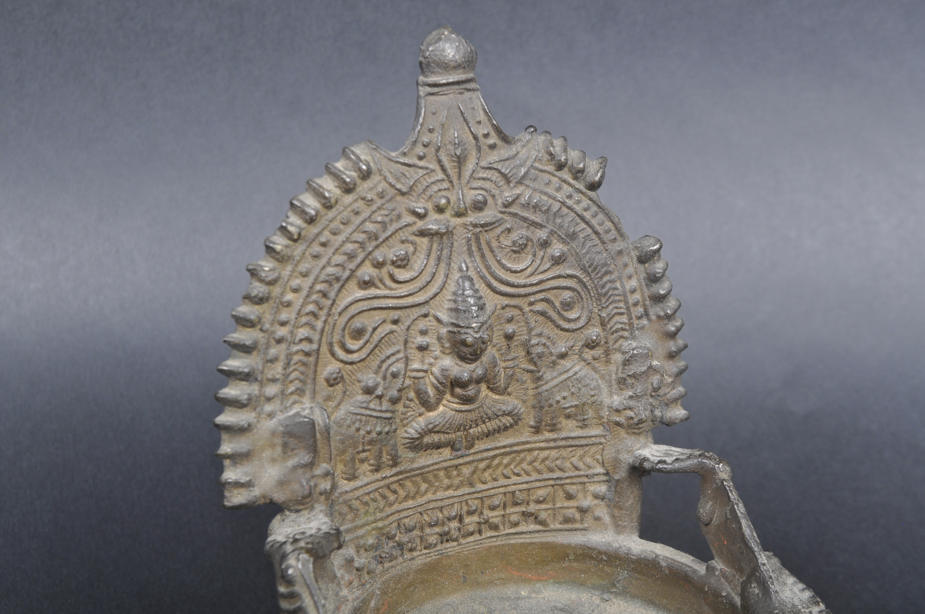 19TH CENTURY INDIAN HINDU BRONZE TEMPLE OIL LAMP - Image 3 of 8