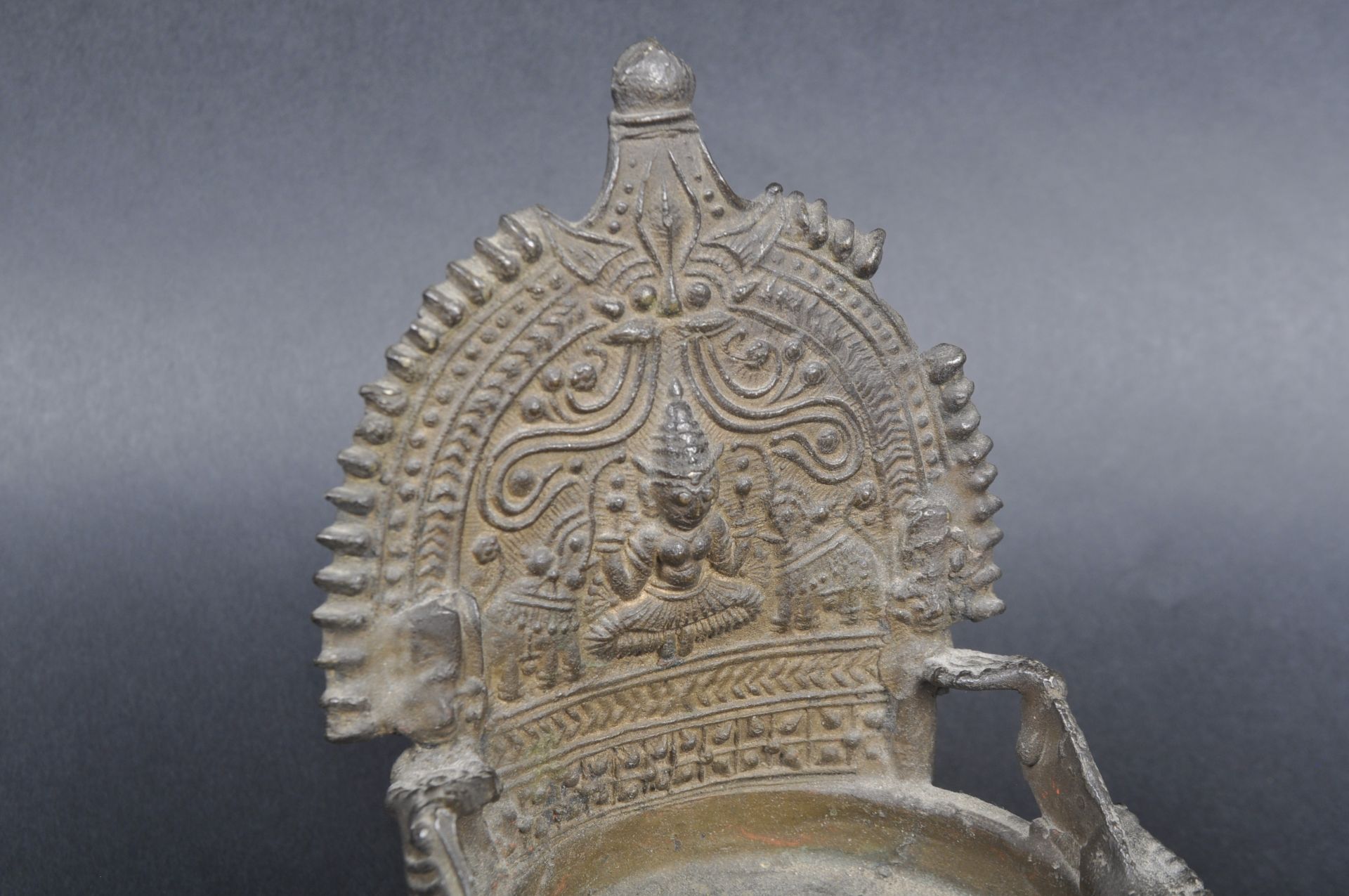 19TH CENTURY INDIAN HINDU BRONZE TEMPLE OIL LAMP - Bild 3 aus 8