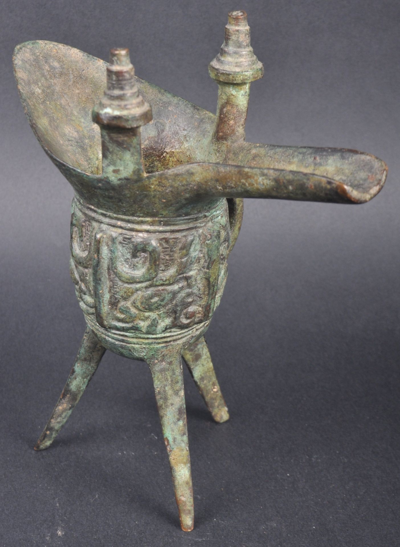 19TH CENTURY CHINESE BRONZE JUE RITUAL VESSEL - Image 2 of 8