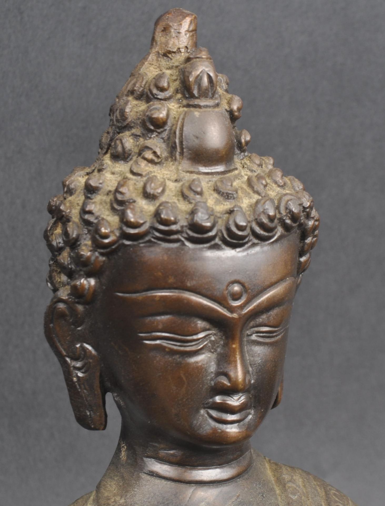 19TH CENTURY CHINESE BRONZE BUDDHA - Image 5 of 8