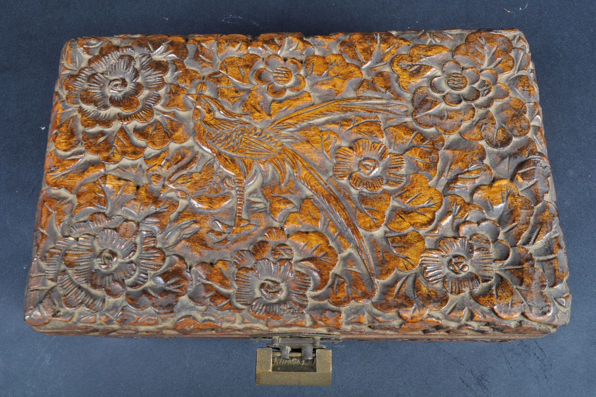 20TH CENTURY CHINESE HAND CARVED JEWELLERY CASKET - Image 3 of 8