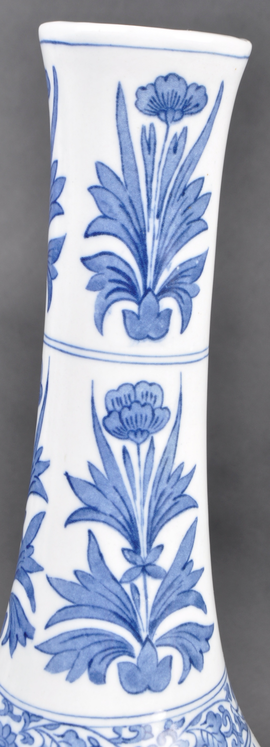 EARLY 20TH CENTURY CHINESE BLUE & WHITE PORCELAIN VASE - Image 5 of 7