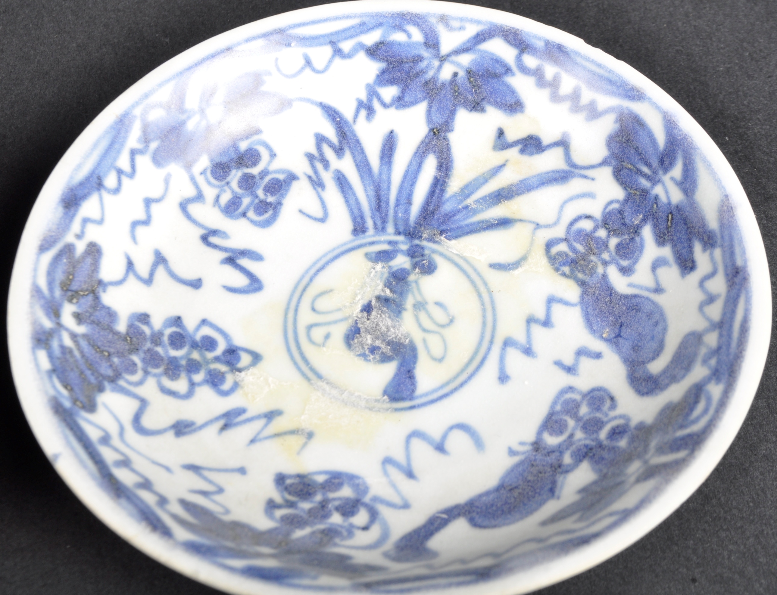 COLLECTION OF 17TH CENTURY CHINESE MING DYNASTY PORCELAIN - Image 6 of 8
