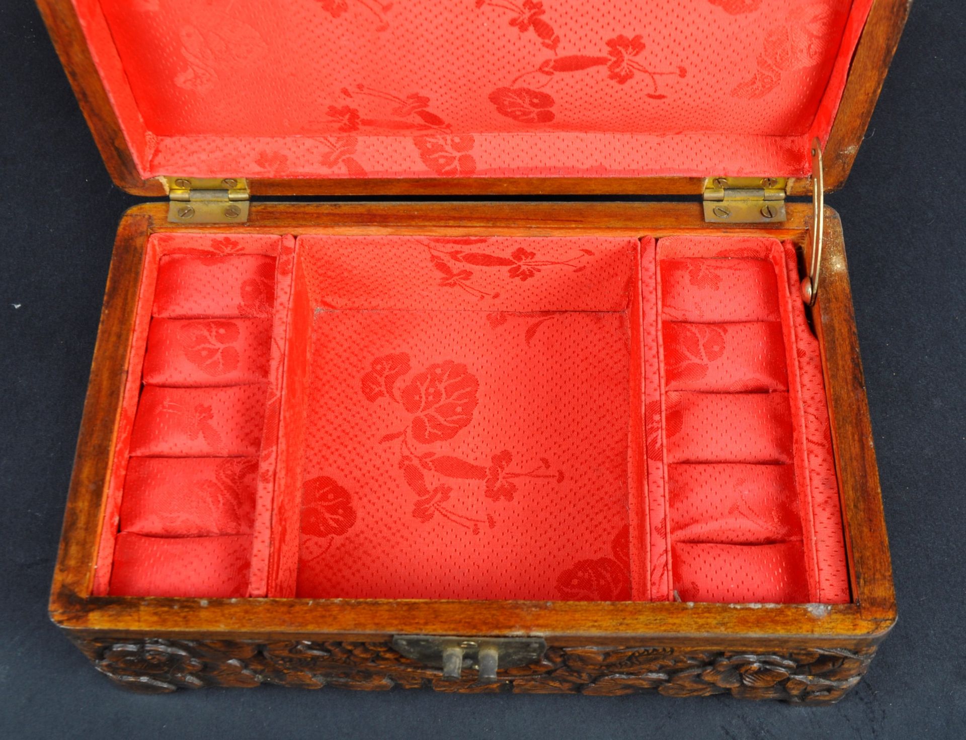 20TH CENTURY CHINESE HAND CARVED JEWELLERY CASKET - Image 8 of 8