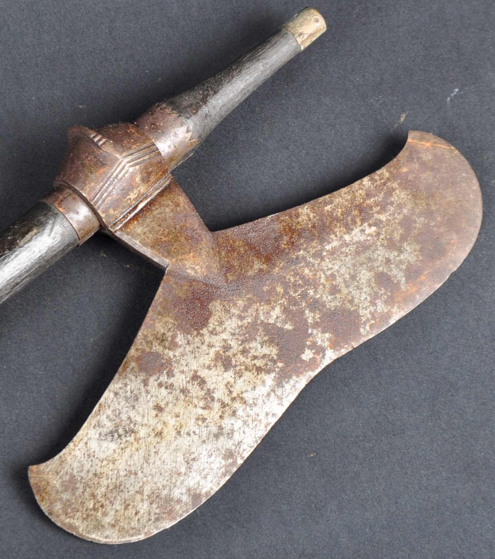 19TH CENTURY PERSIAN BULOVA STEEL WAR AXE - Image 2 of 5