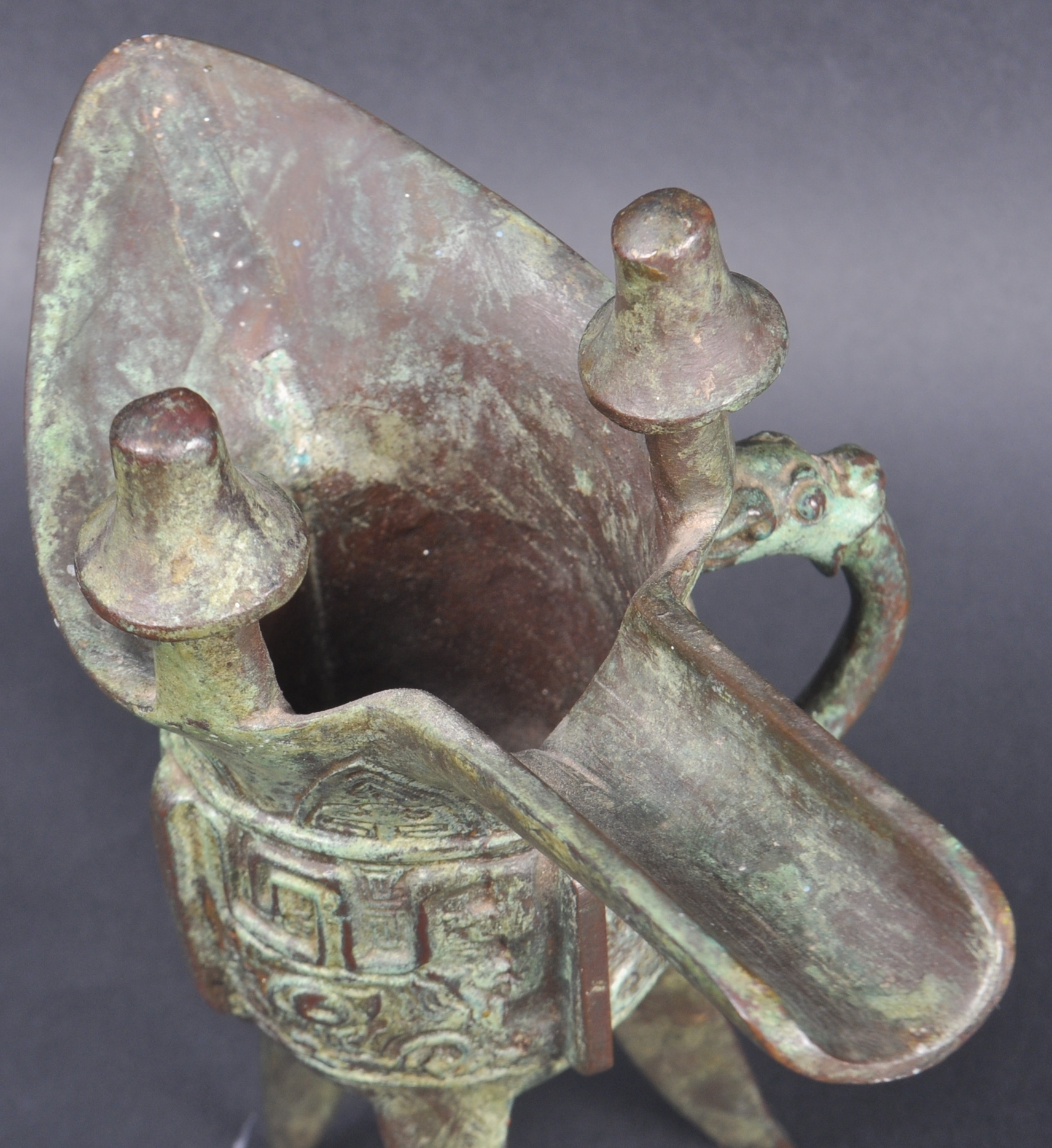 19TH CENTURY CHINESE BRONZE JUE RITUAL VESSEL - Image 4 of 7