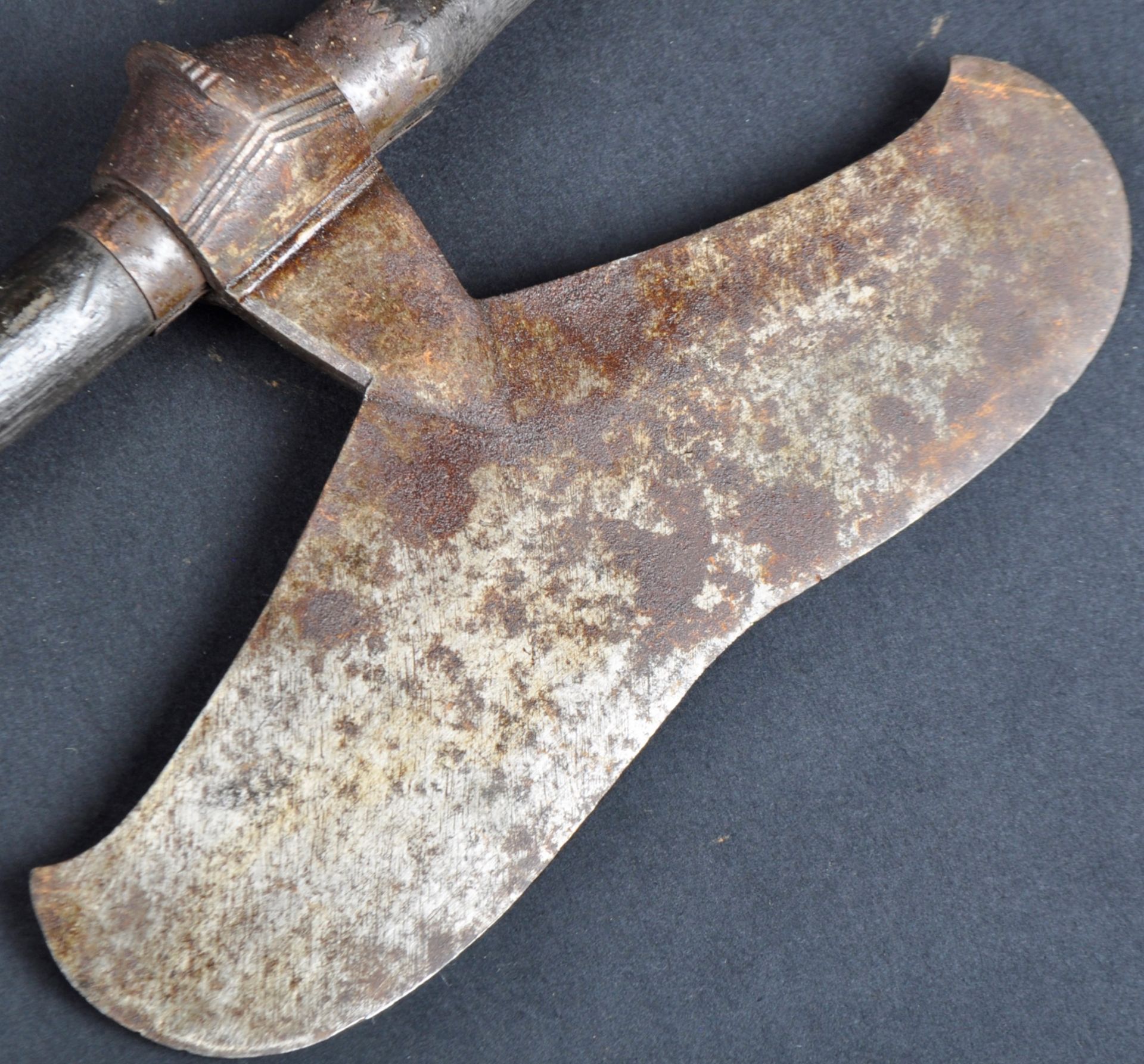 19TH CENTURY PERSIAN BULOVA STEEL WAR AXE - Bild 3 aus 5