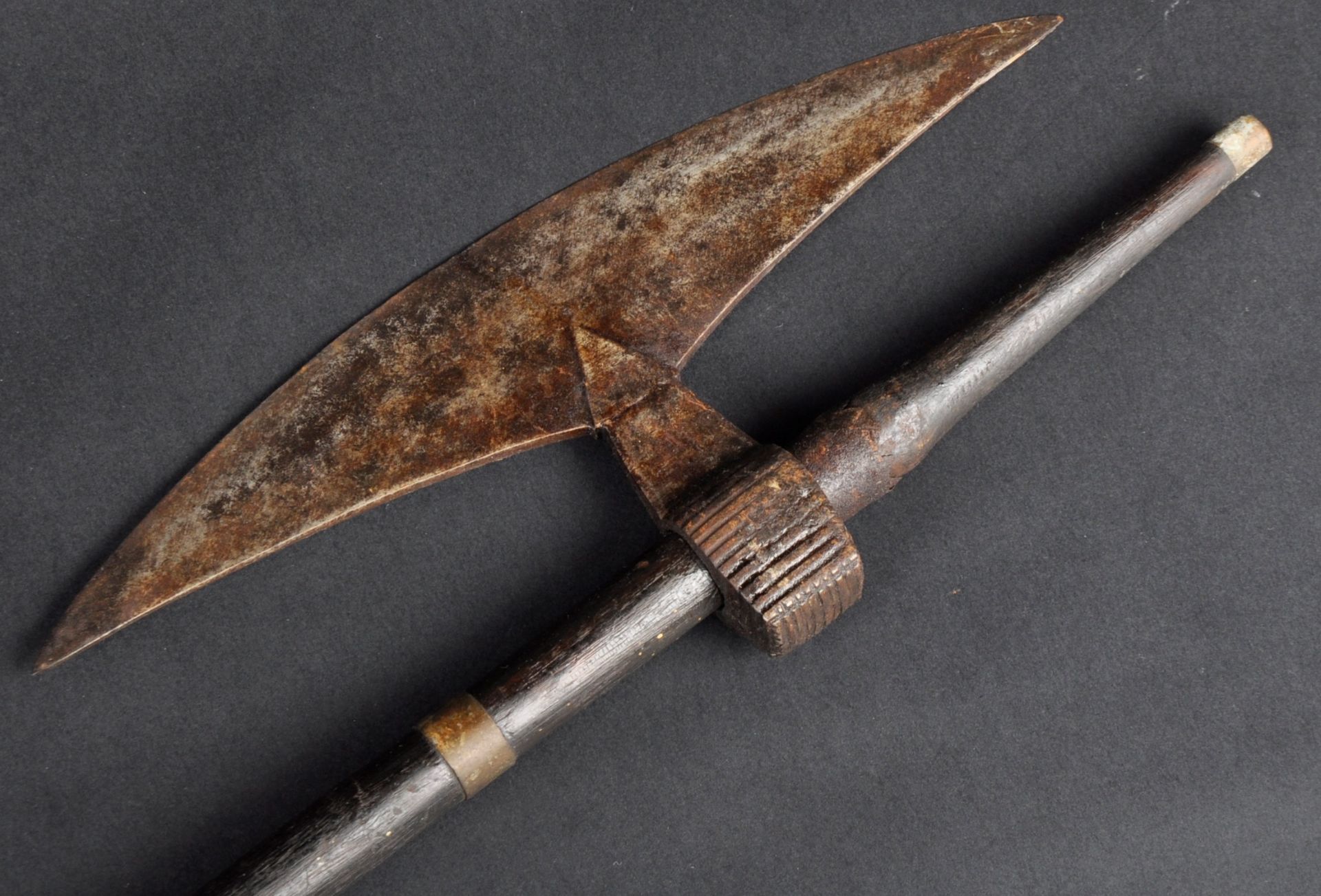 19TH CENTURY PERSIAN BULOVA STEEL WAR AXE - Bild 3 aus 4