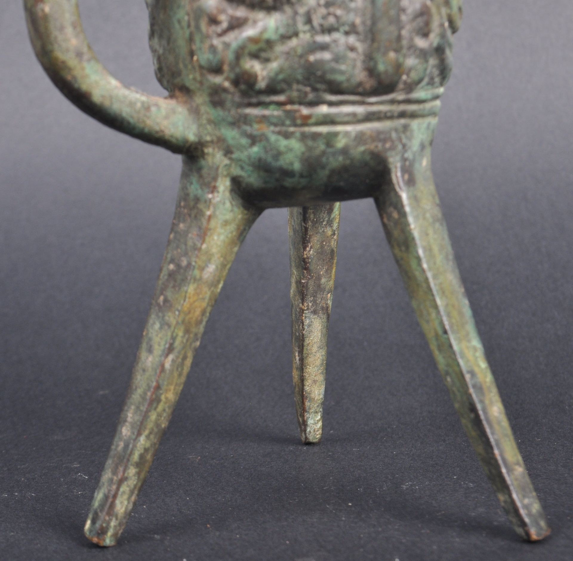 19TH CENTURY CHINESE BRONZE JUE RITUAL VESSEL - Image 8 of 8