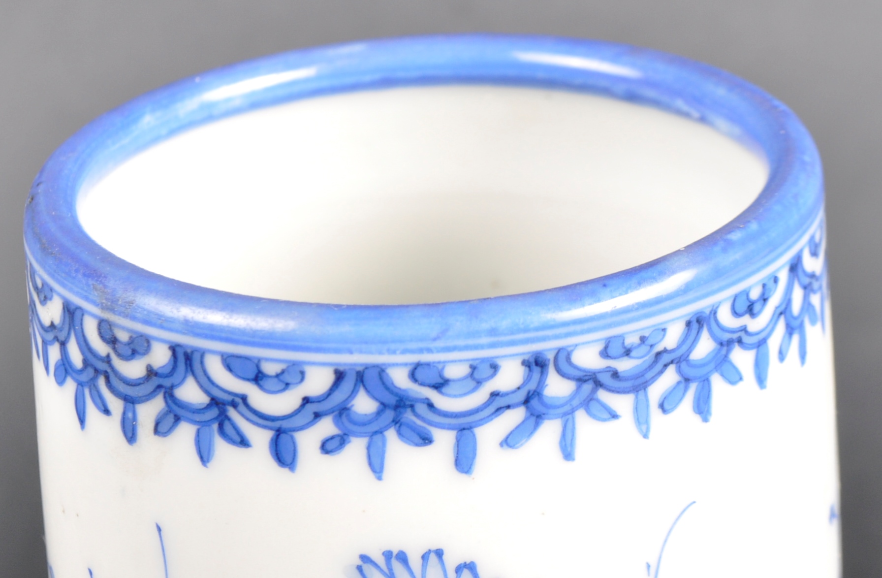 19TH CENTURY CHINESE BLUE & WHITE PORCELAIN BRUSH POT - Image 3 of 6