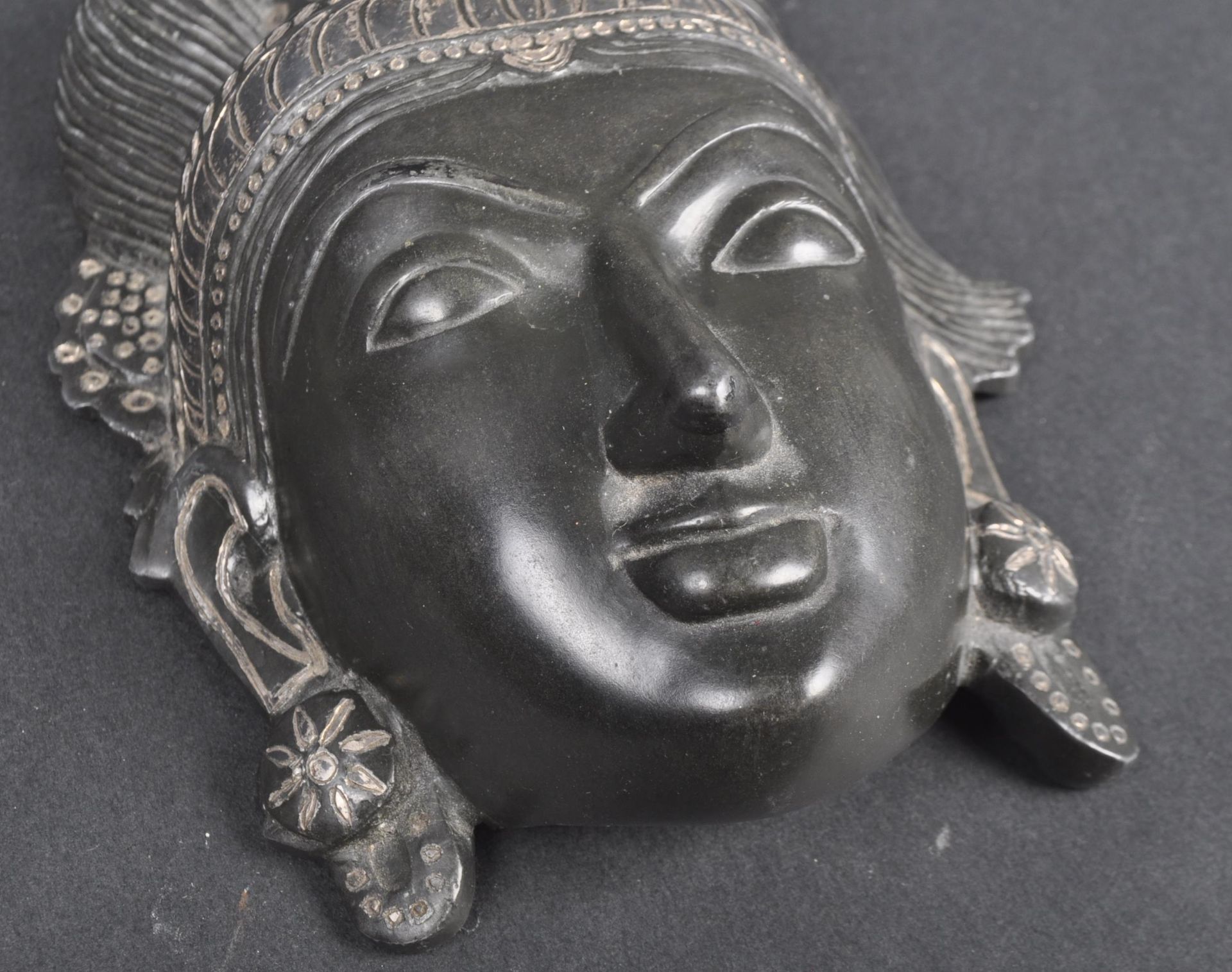 EARLY 20TH CENTURY CHINESE SINO-TIBETAN BRONZE MASK - Image 4 of 6