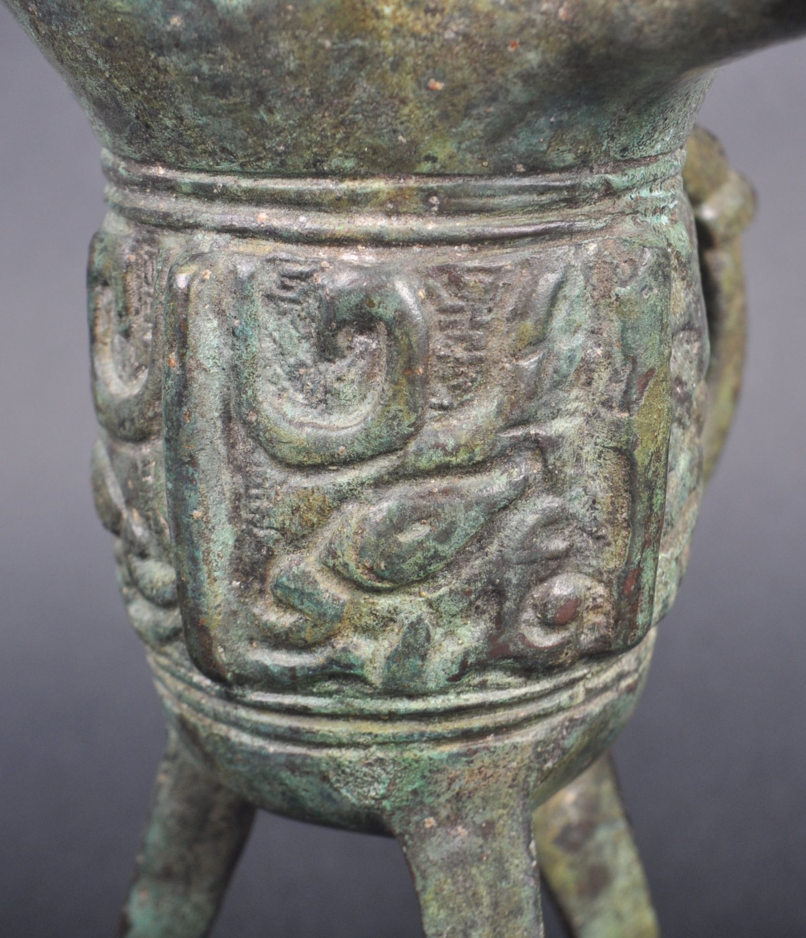 19TH CENTURY CHINESE BRONZE JUE RITUAL VESSEL - Image 5 of 8