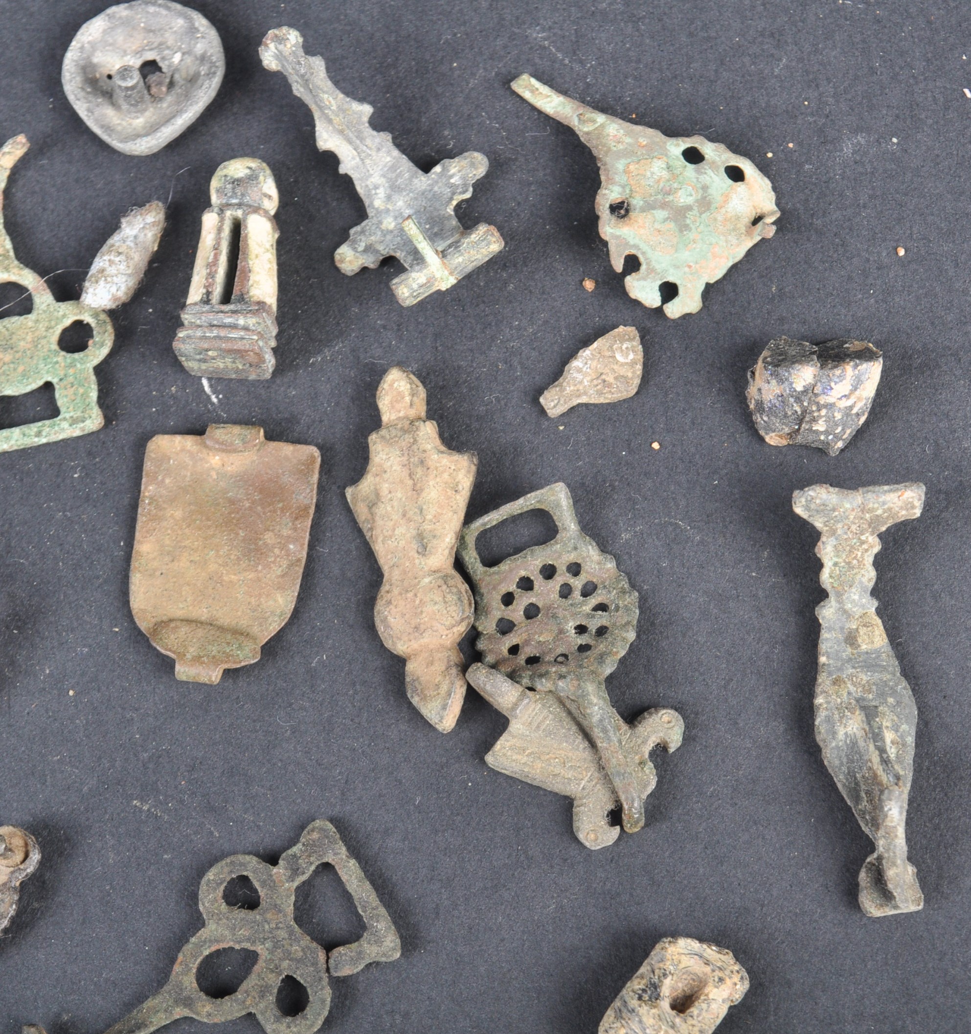 LARGE COLLECTION OF ROMAN BRONZE FRAGMENTS - Image 8 of 9