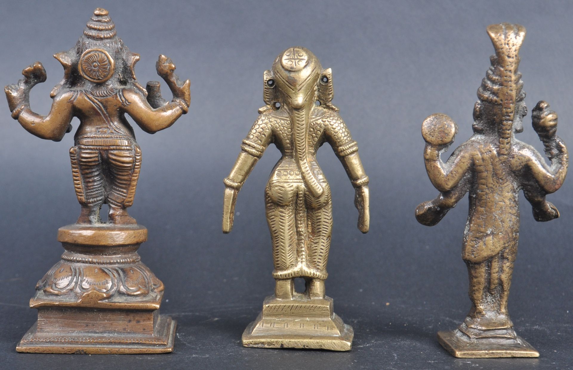 THREE INDIAN HINDU BRONZE FIGURINES - Bild 3 aus 8