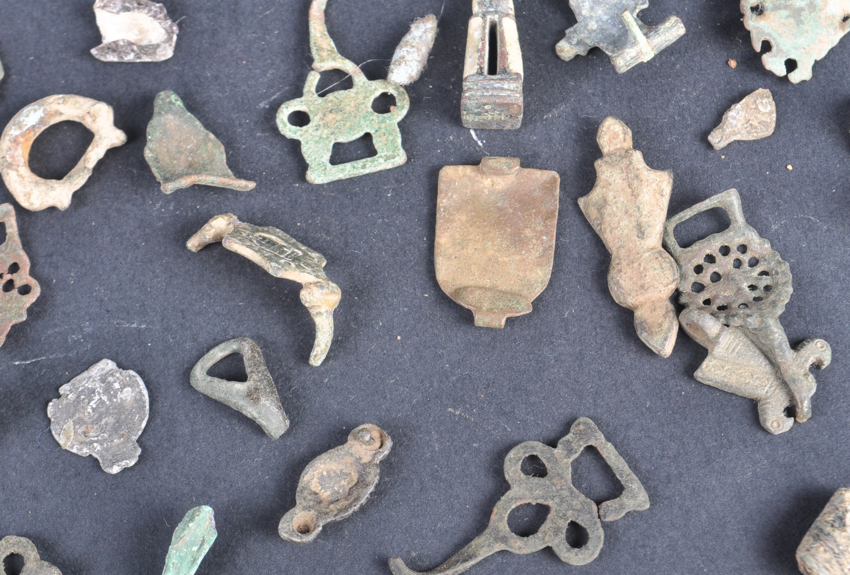 LARGE COLLECTION OF ROMAN BRONZE FRAGMENTS - Image 9 of 9