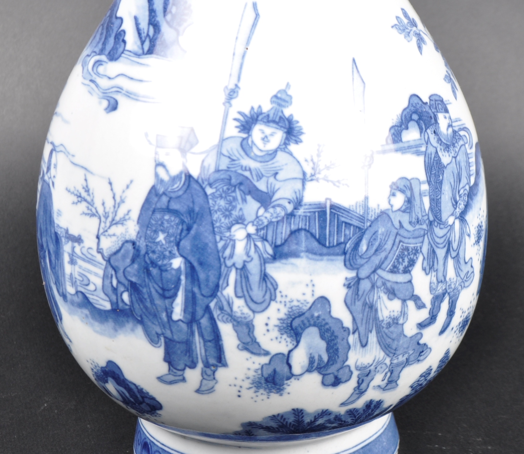 EARLY 20TH CENTURY CHINESE BLUE & WHITE PORCELAIN VASE - Image 3 of 7