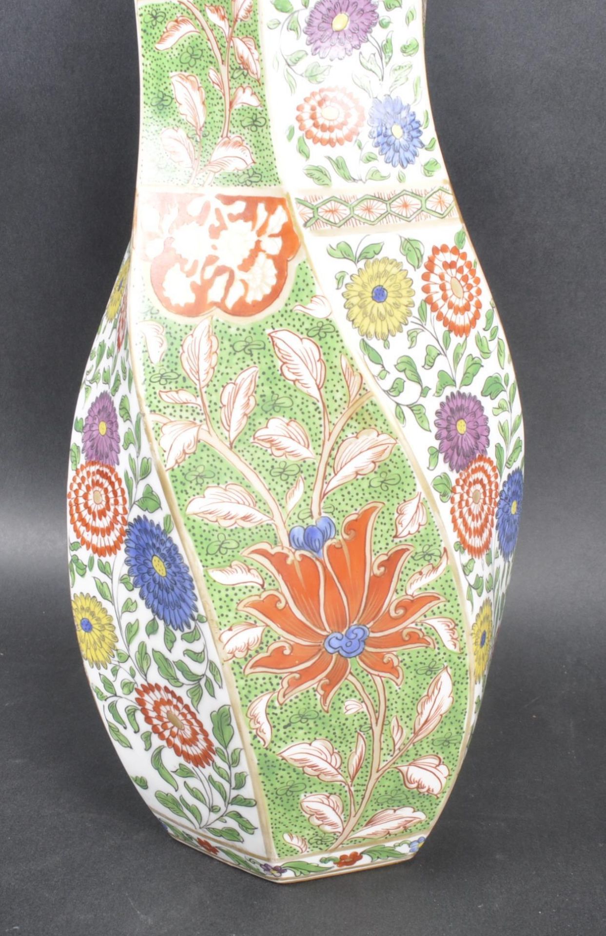 19TH CENTURY CHINESE WUCAI DECORATED TWISTED VASE - Image 4 of 10