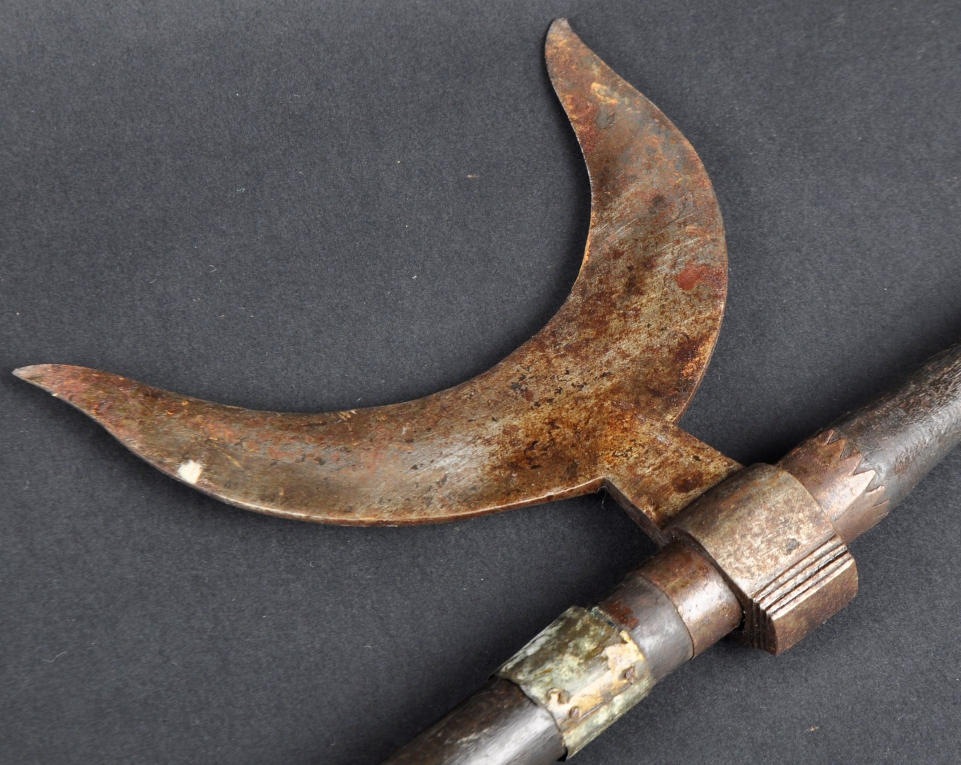 19TH CENTURY PERSIAN BULOVA STEEL CRESCENT WAR AXE - Bild 3 aus 5