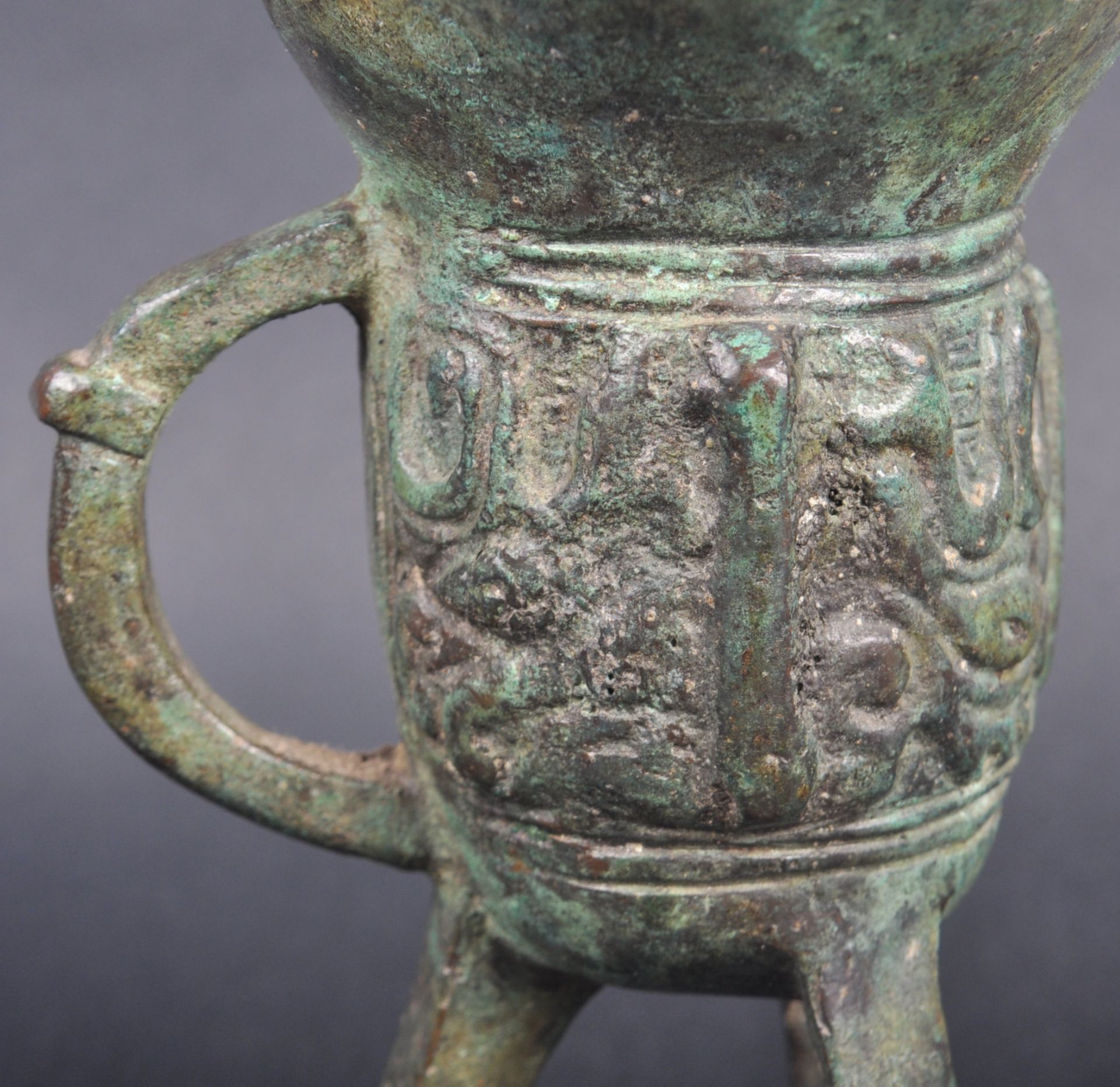 19TH CENTURY CHINESE BRONZE JUE RITUAL VESSEL - Image 6 of 8