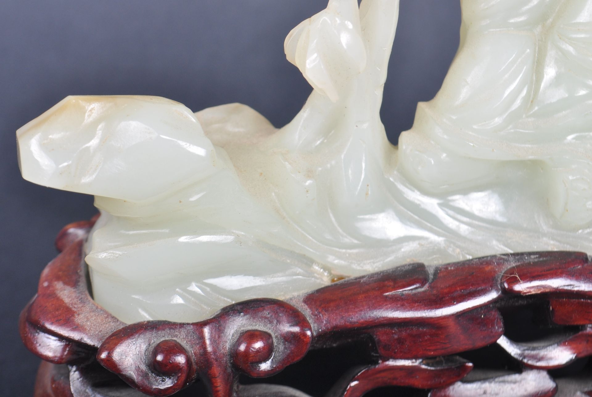 19TH CENTURY CHINESE HAND CARVED JADE FIGURINE - Image 5 of 7