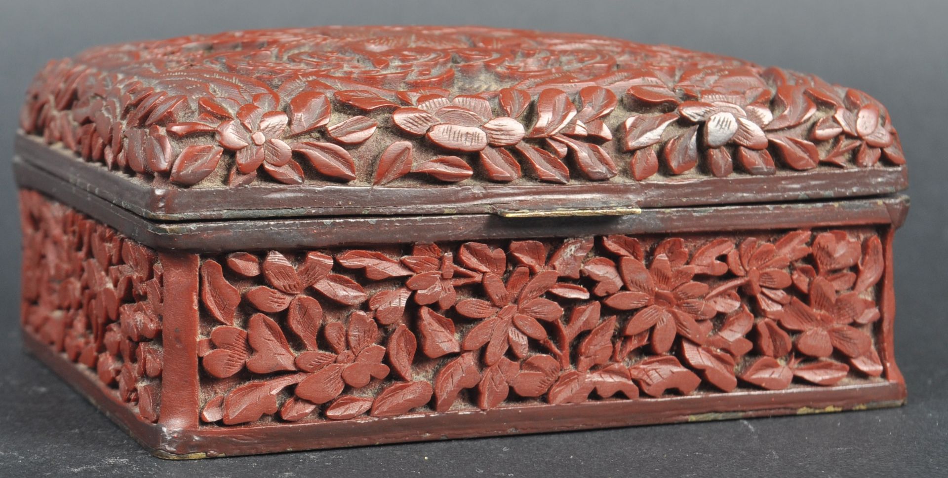 EARLY 20TH CENTURY CHINESE QIANLONG CINNABAR BOX