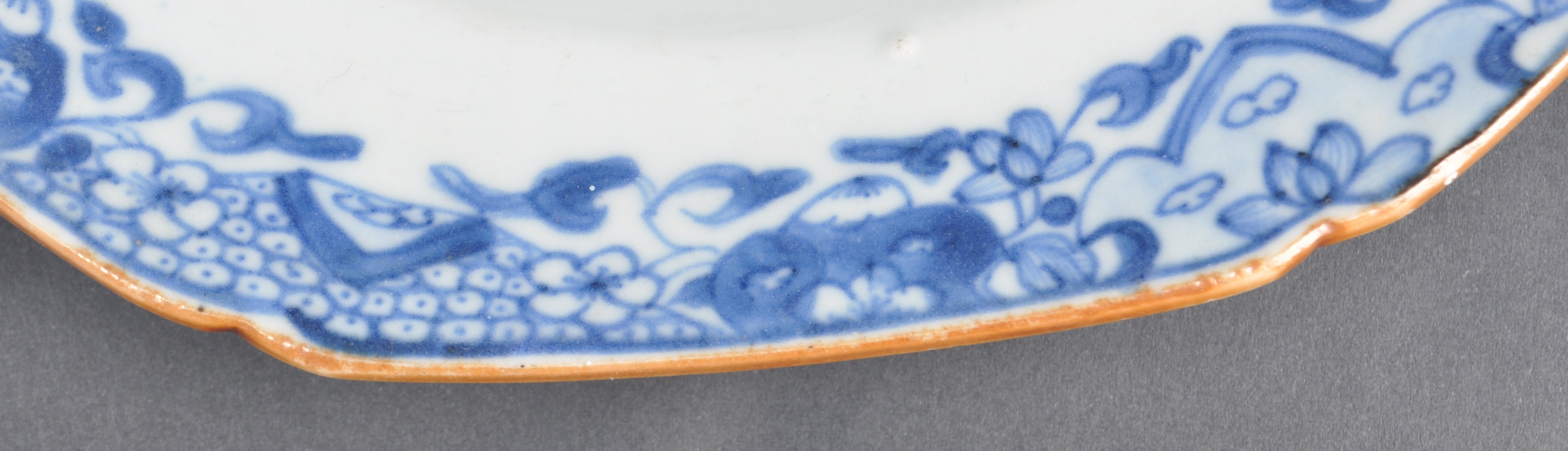 18TH CENTURY CHINESE QIANLONG PERIOD BLUE & WHITE PLATE - Image 5 of 7