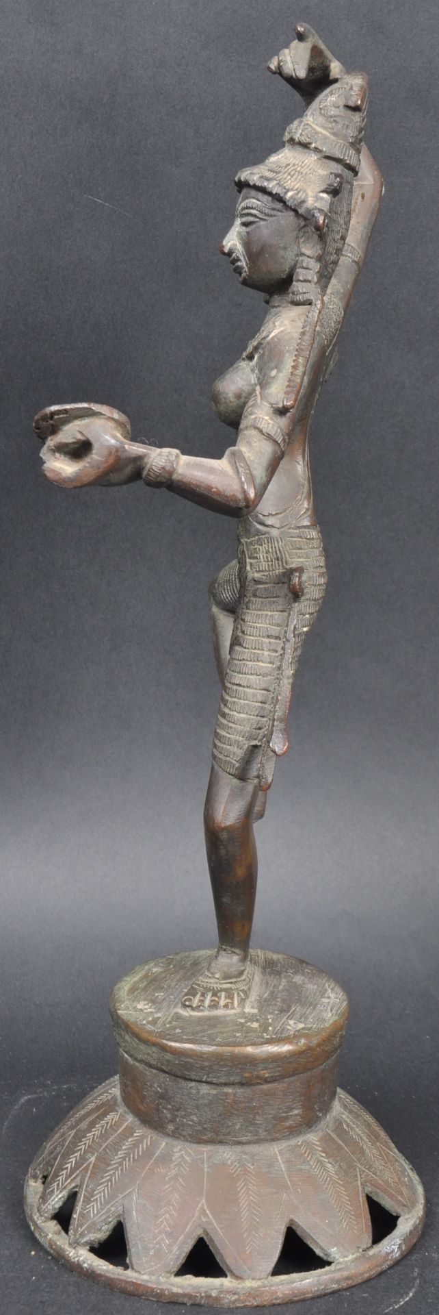 EARLY 20TH CENTURY HINDU BRONZE DANCING FIGURE - Image 5 of 10