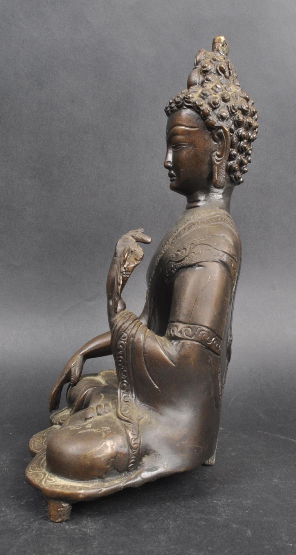 19TH CENTURY CHINESE BRONZE BUDDHA - Image 4 of 8